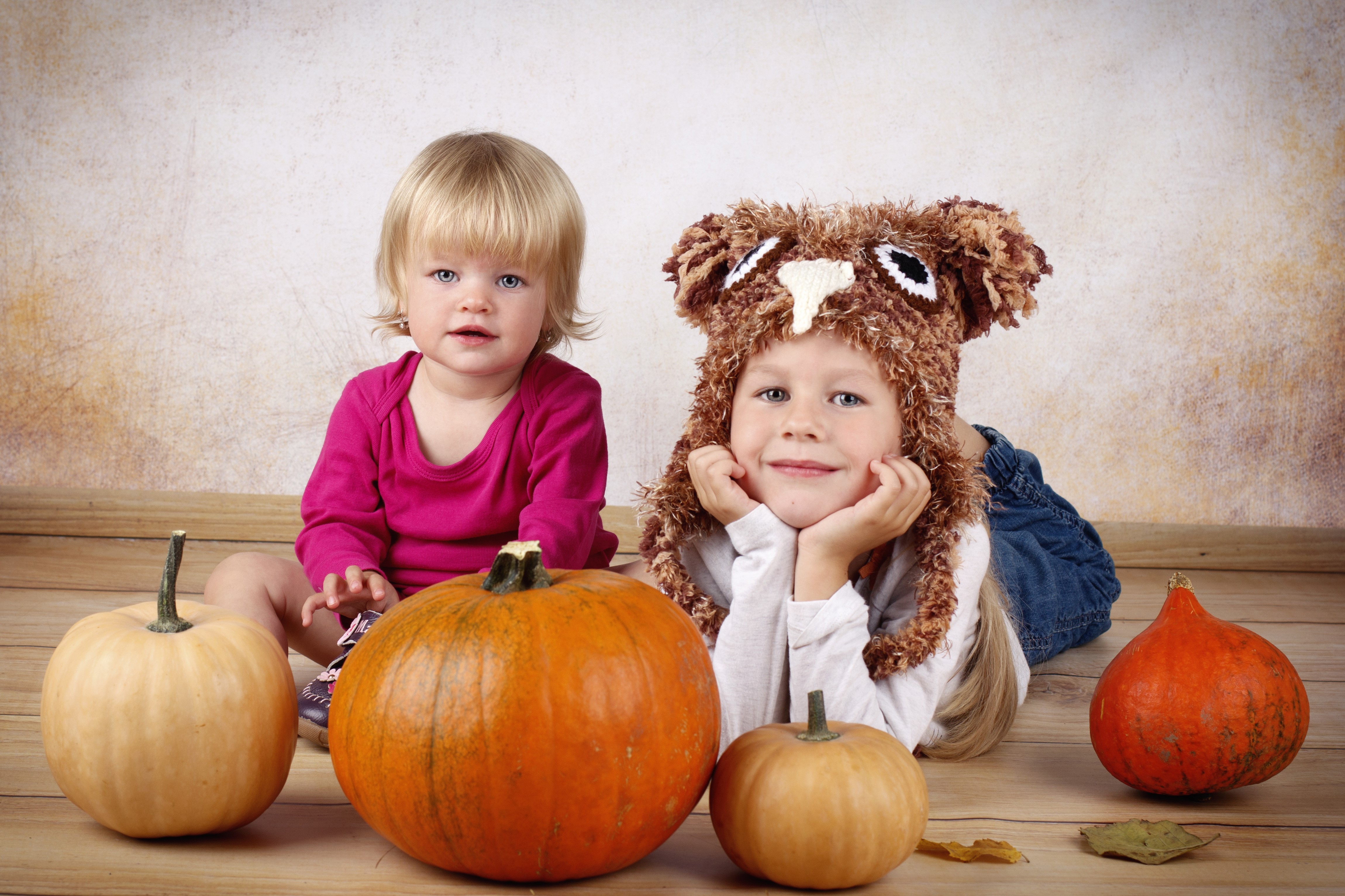 Two little girls with pumpkins HD Wallpaper