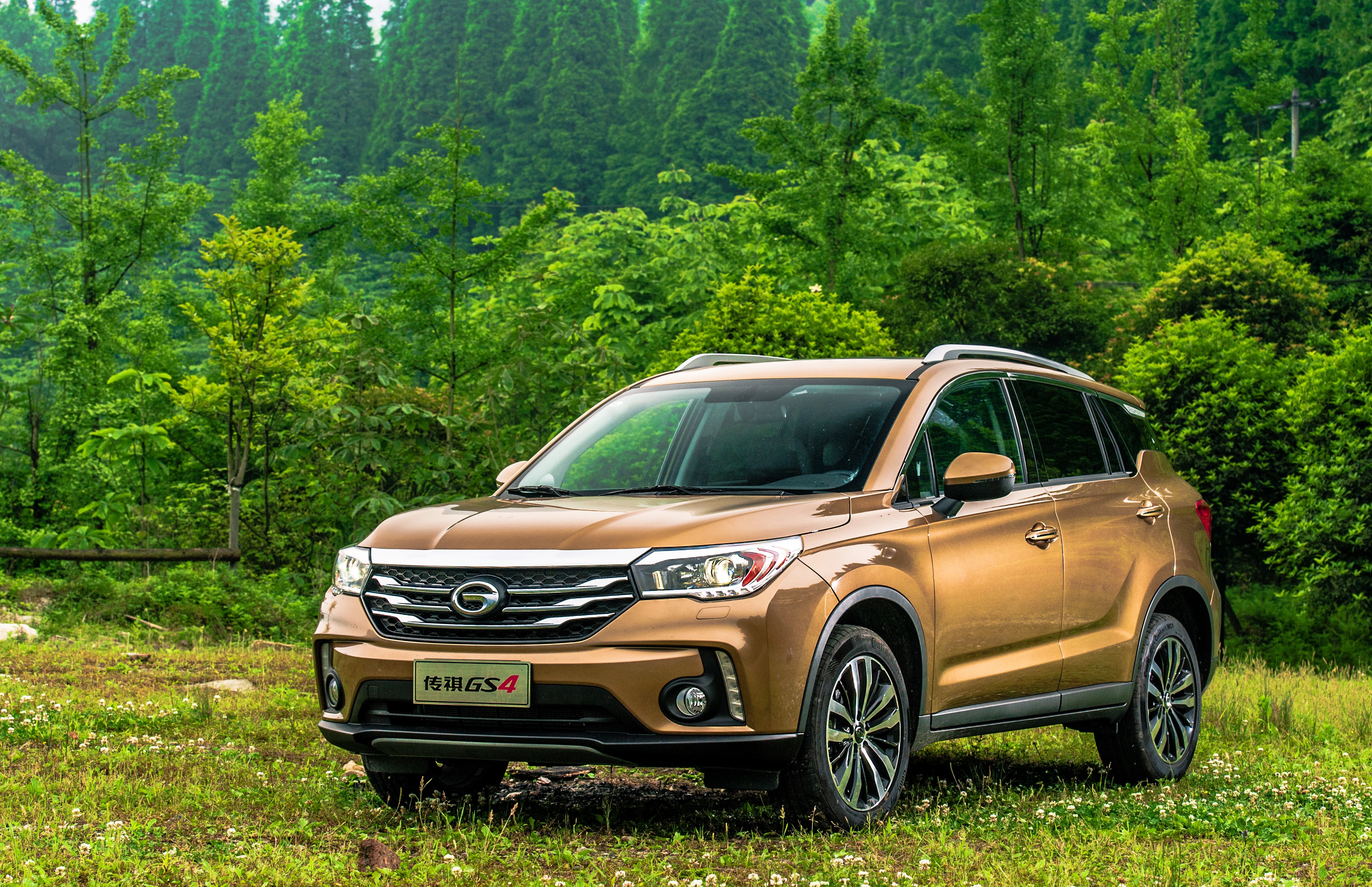 4K 2015-16 Trumpchi GS4 SUV in forest HD Wallpaper