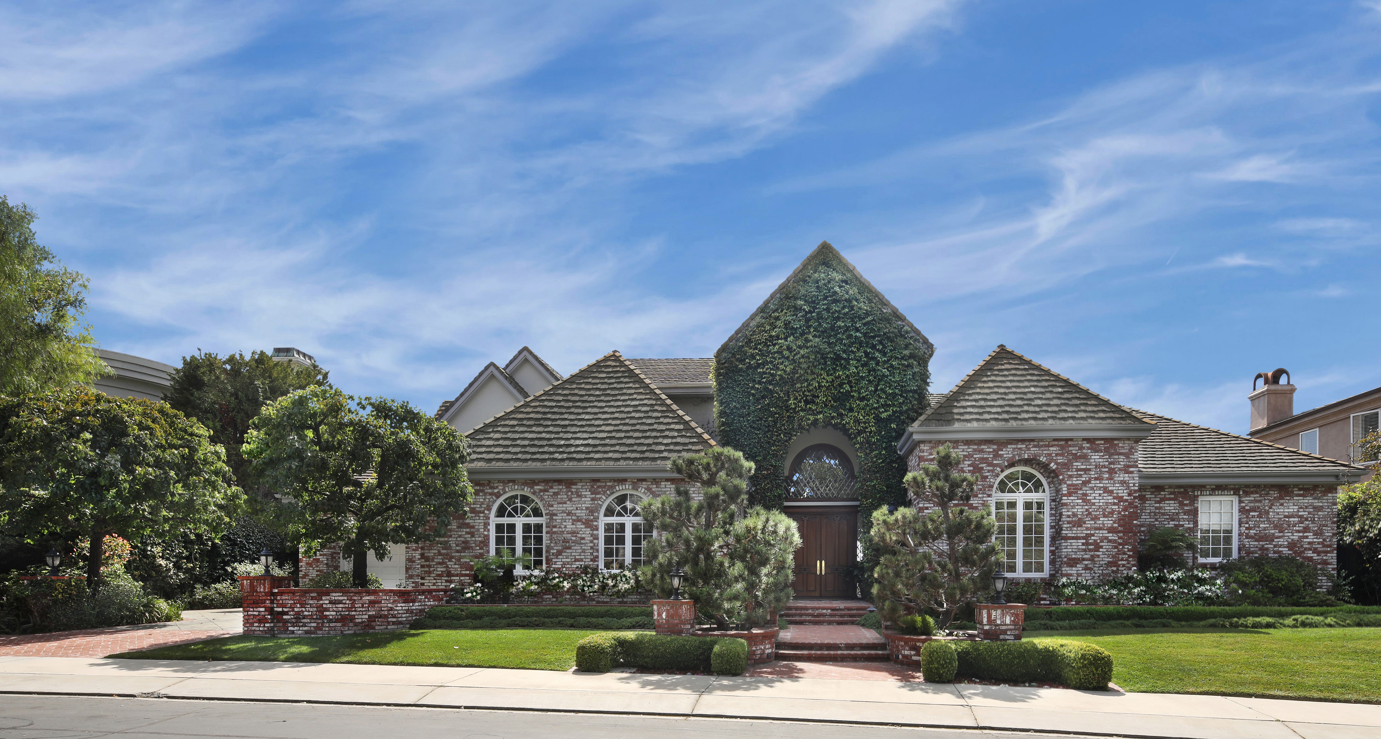 Brick house with ivy-covered facade in Laguna Niguel, USA HD Wallpaper