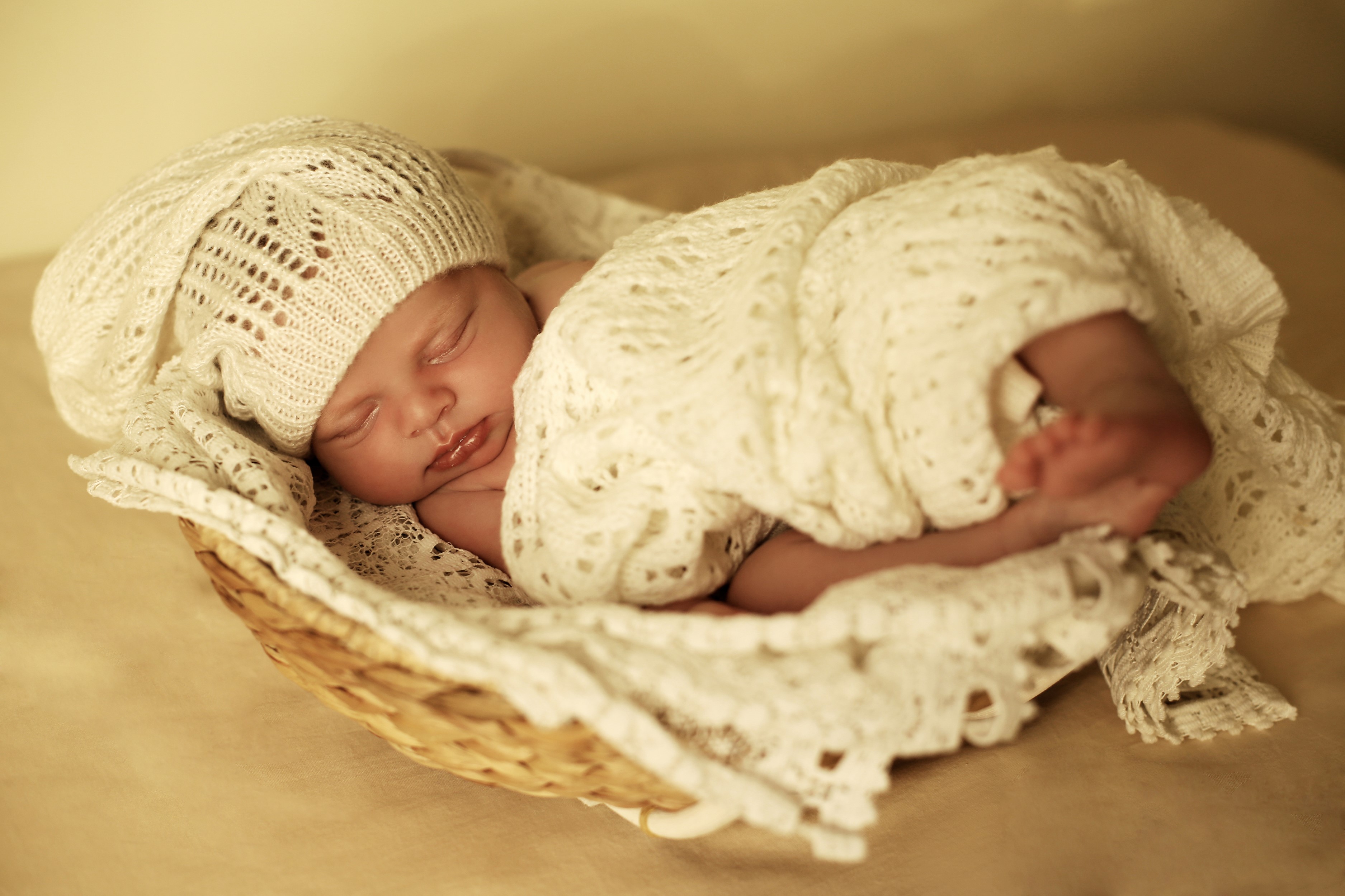Newborn baby sleeping in a basket HD Wallpaper