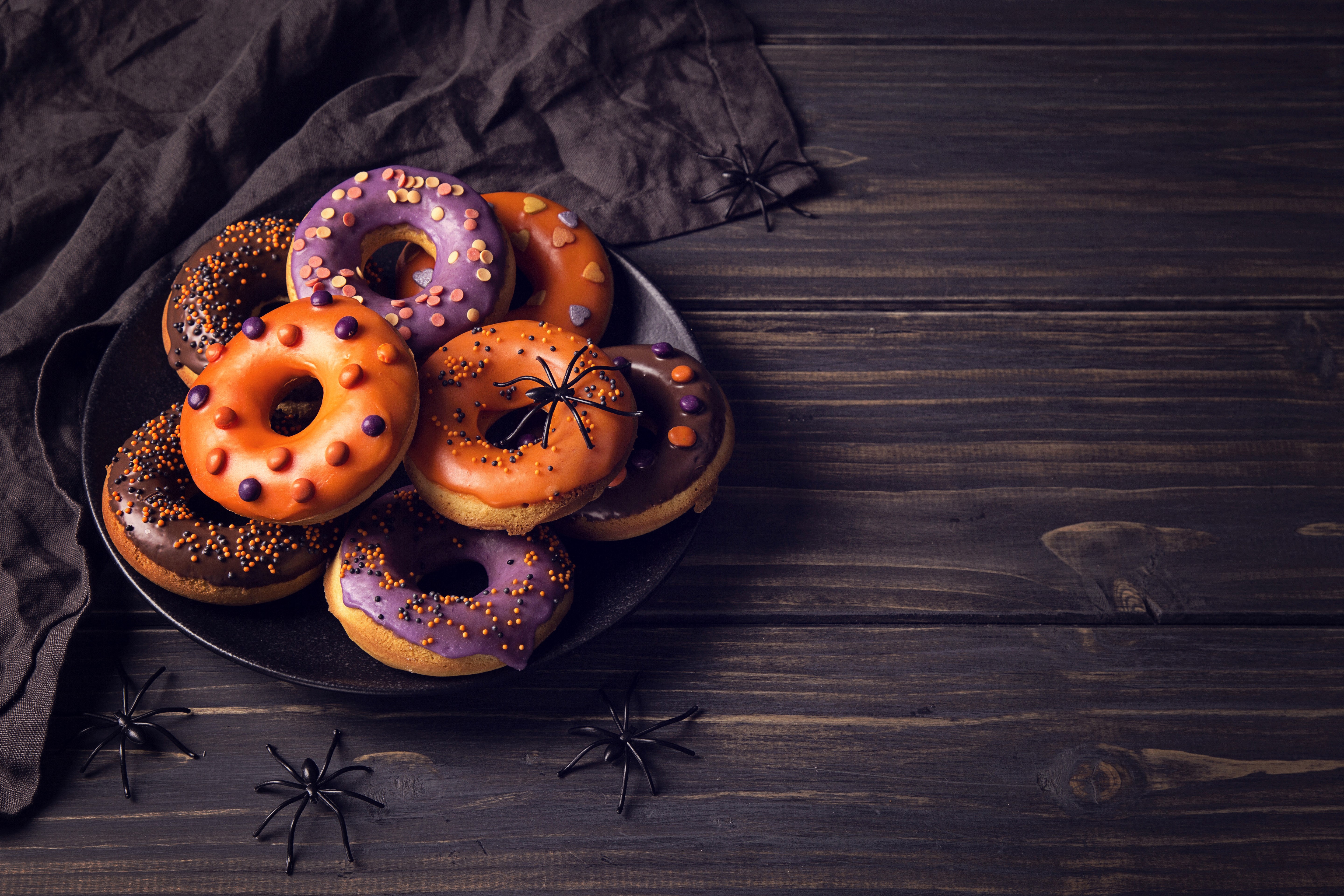 Halloween donuts with spiders on wood planks HD Wallpaper