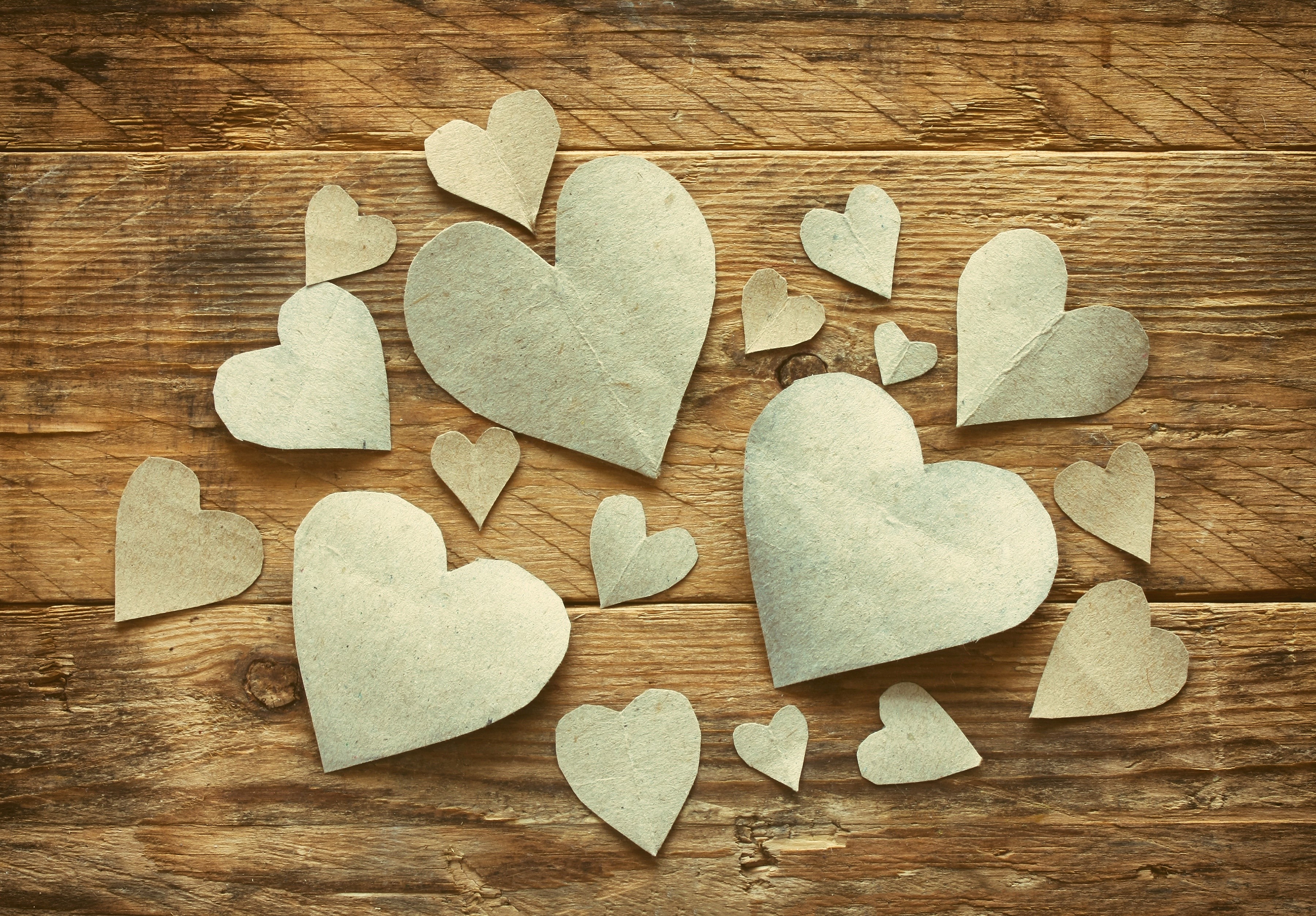 Paper hearts on a wooden background HD Wallpaper