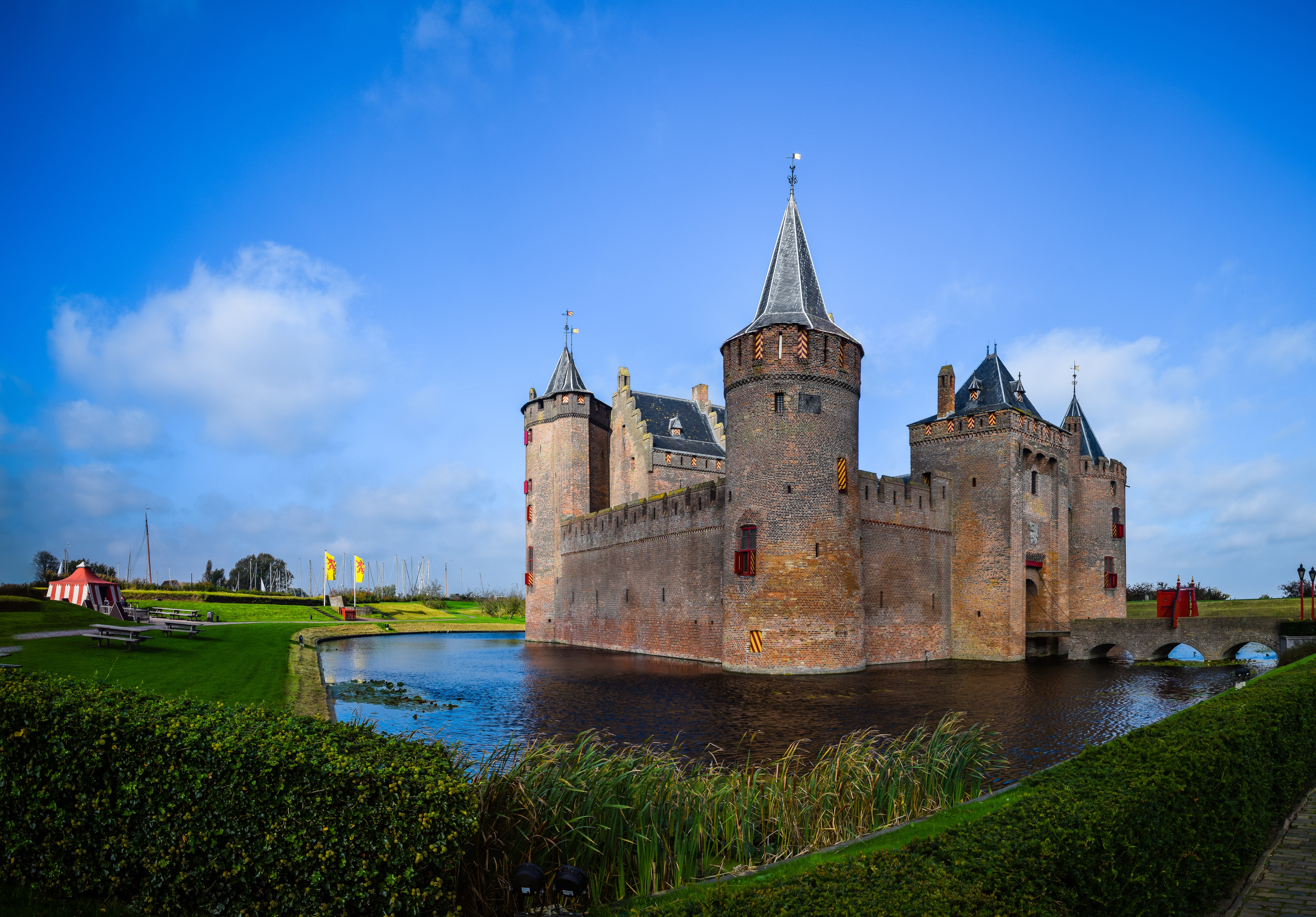 Muiden Castle in Netherlands with Pond HD Wallpaper