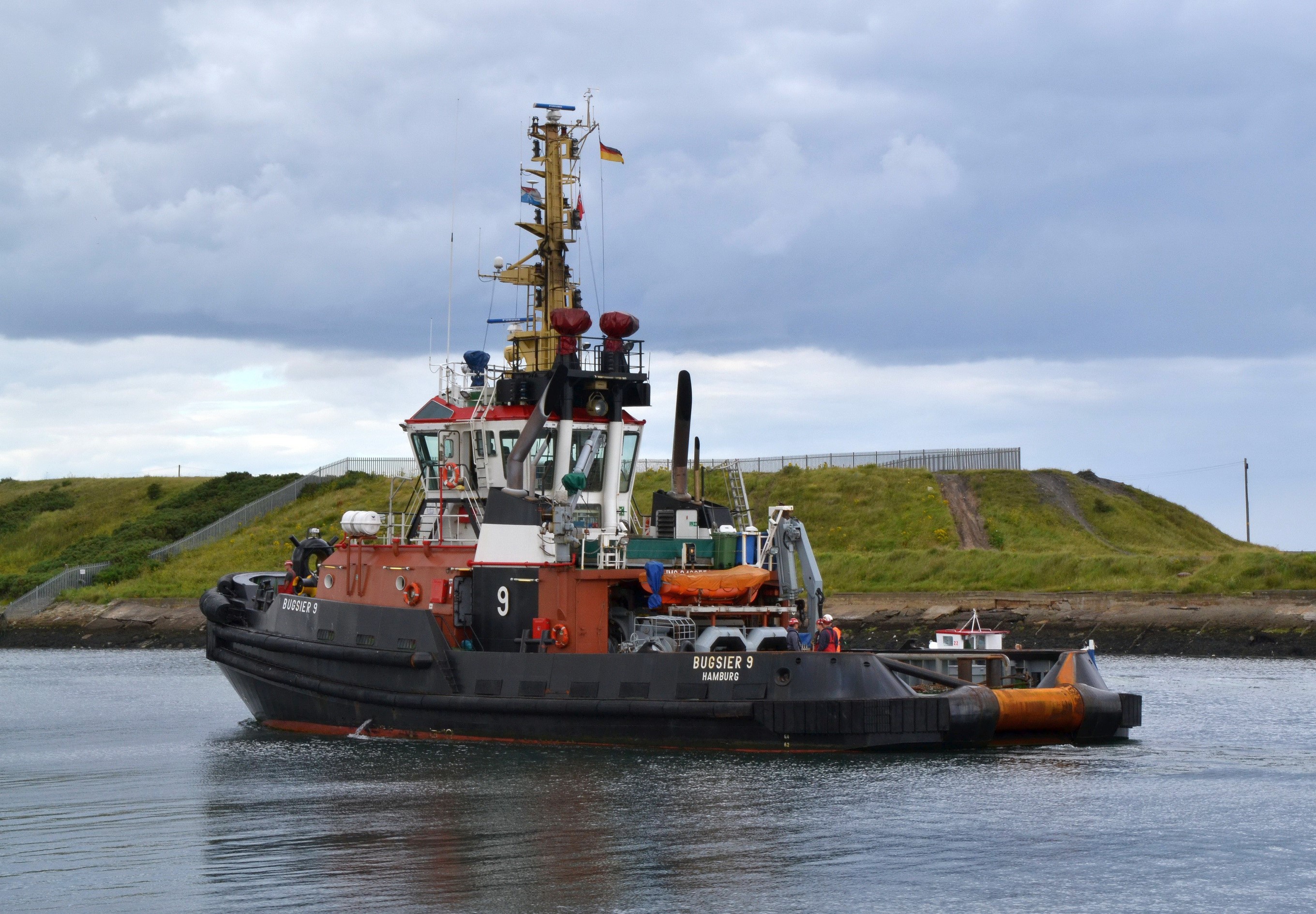 Tugboat BussiER 9 sailing on water HD Wallpaper