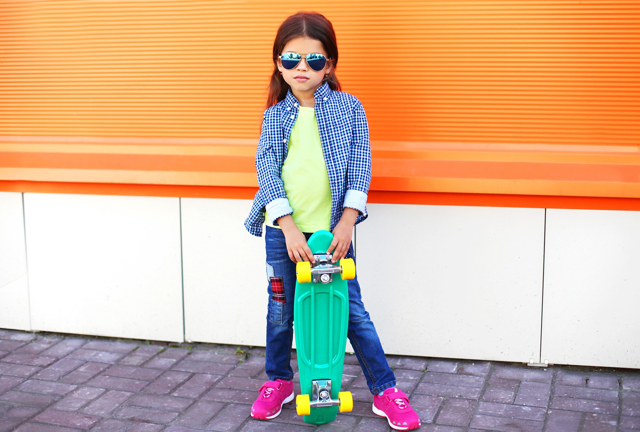 Girl with sunglasses and skateboard HD Wallpaper