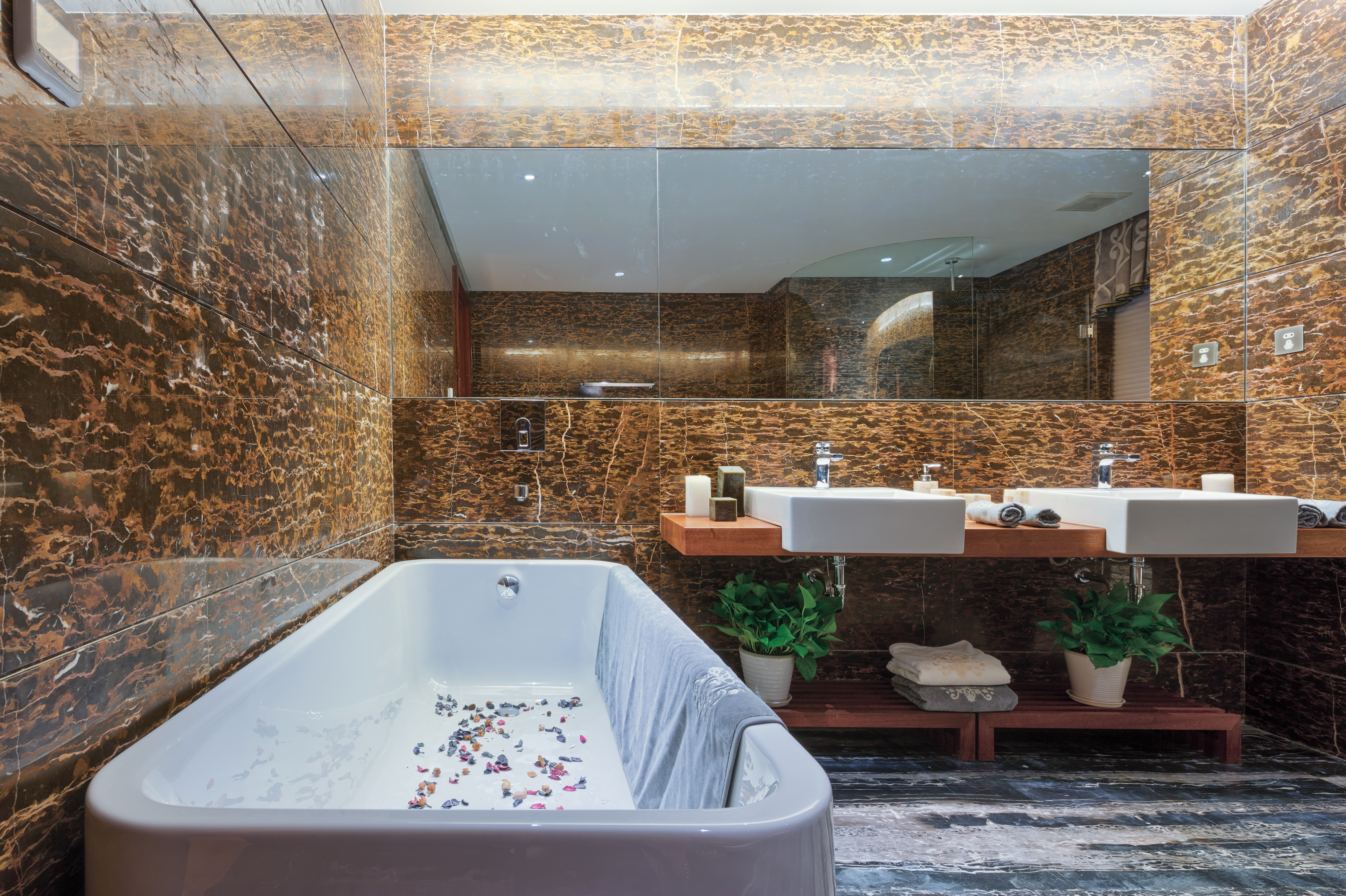 Luxury Bathroom with Bathtub and Double Sinks HD Wallpaper