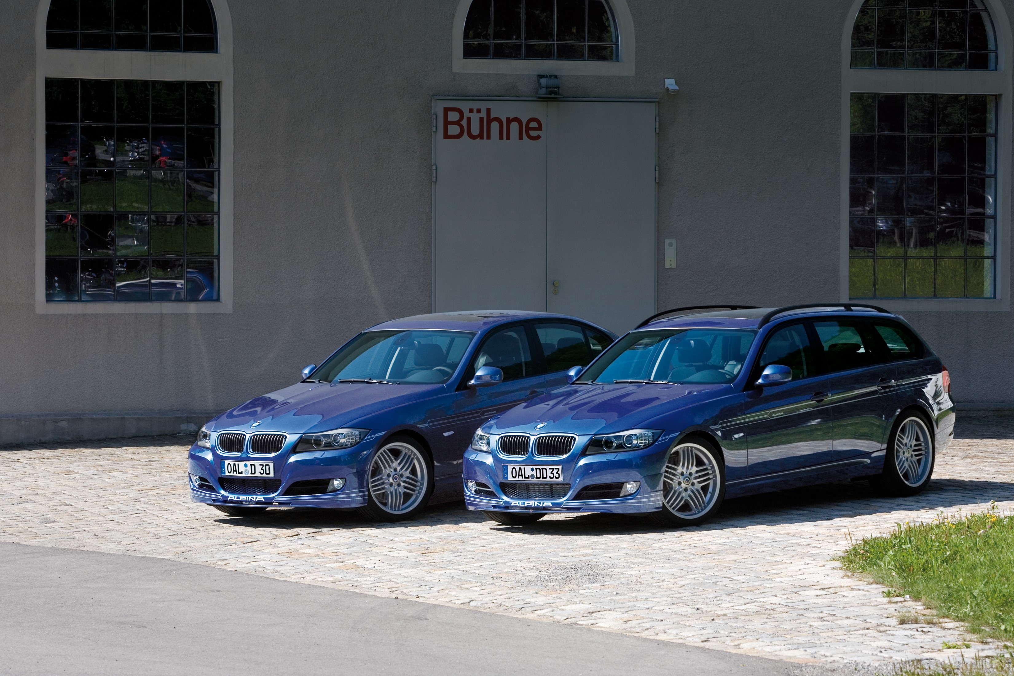 Two blue Alpina B3 S Bi-Turbo cars parked outside a building HD Wallpaper