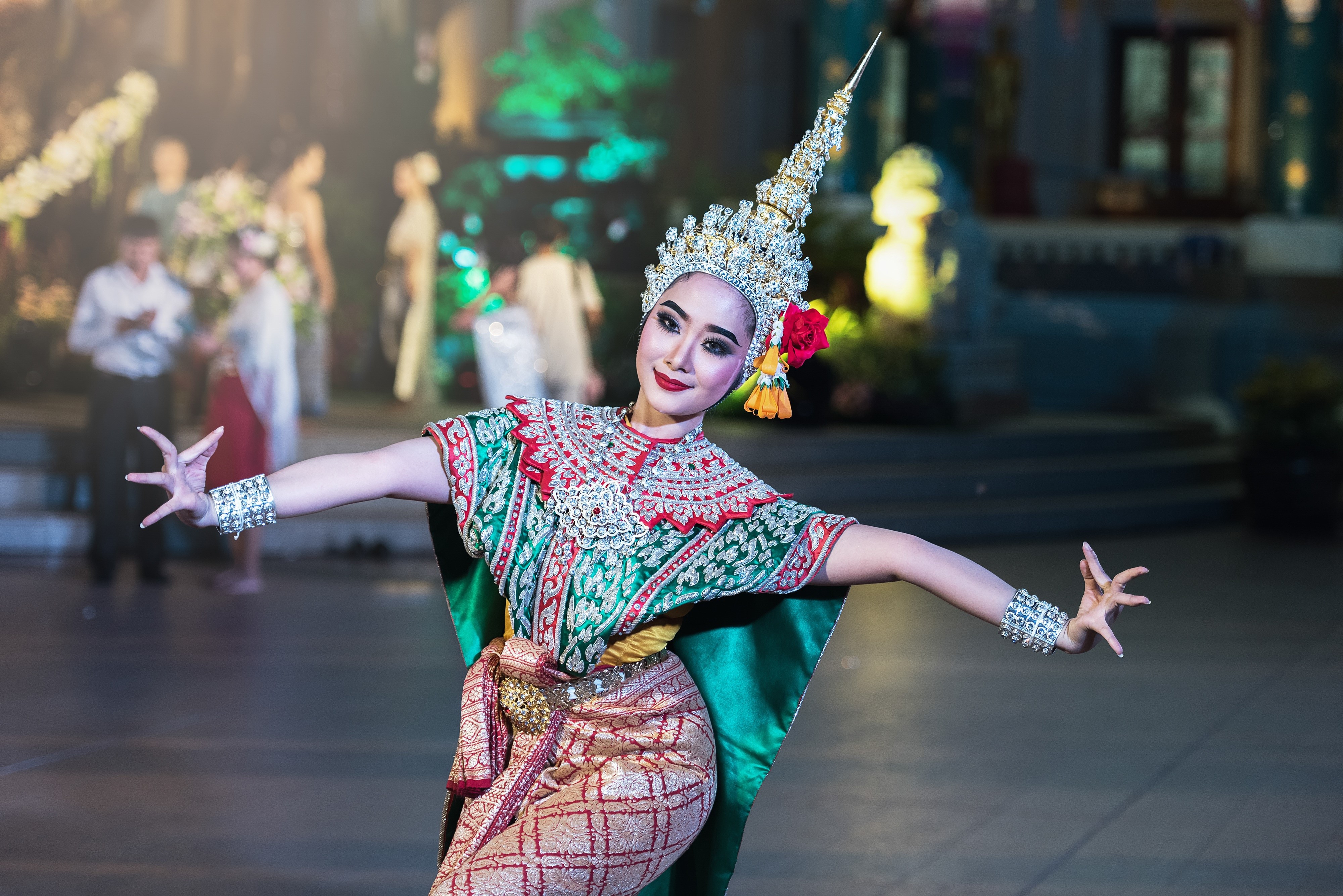Thai dancer in traditional costume performing HD Wallpaper