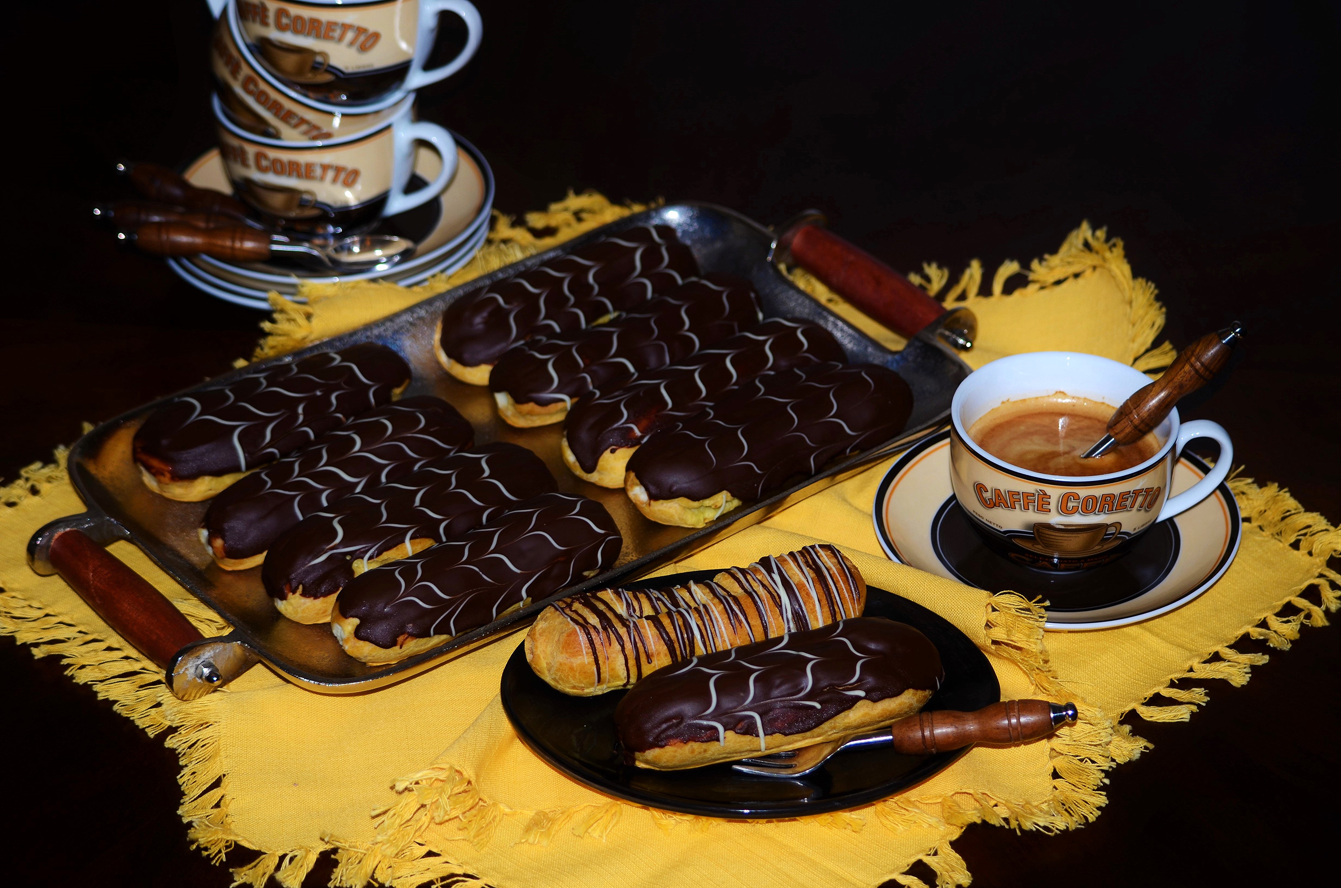 Chocolate eclairs with coffee cups HD Wallpaper