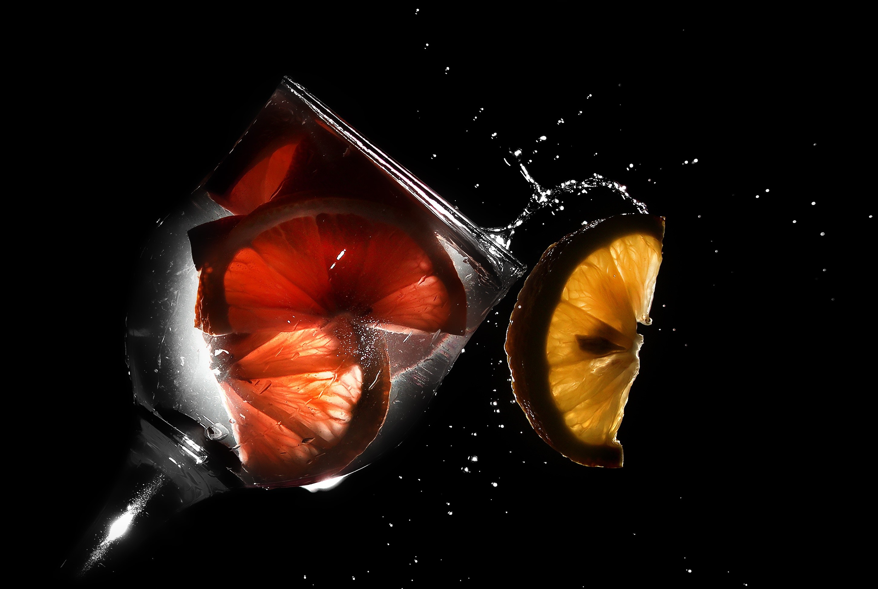 Drink with citrus slices and water splash HD Wallpaper