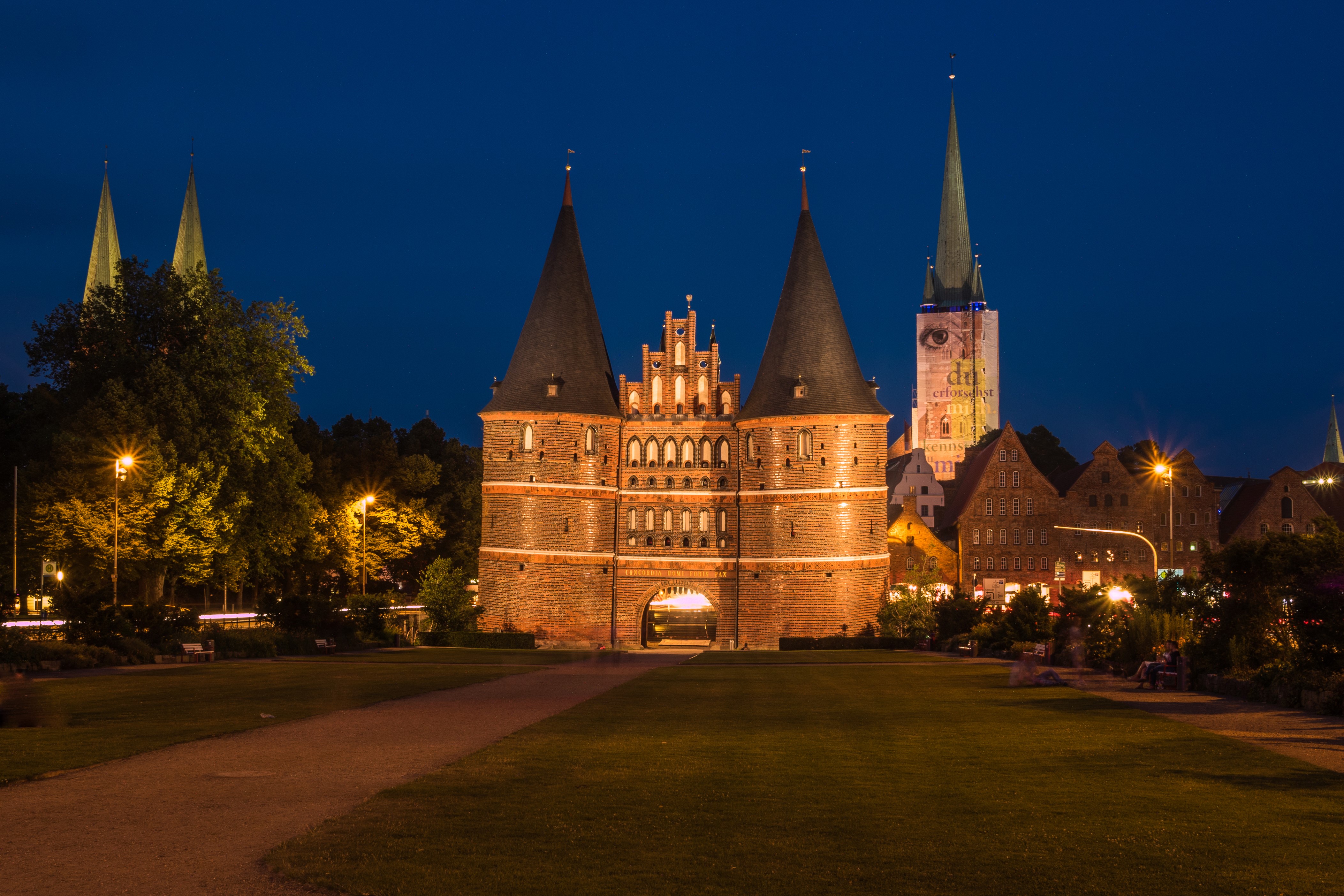 4K Luebeck Holstentor Germany at Night HD Wallpaper