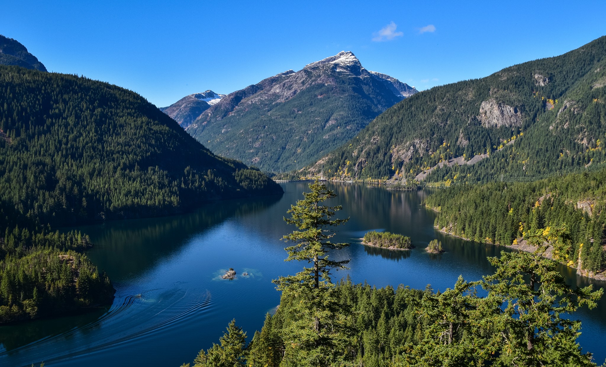 Diablo Lake surrounded by mountains and forests in USA HD Wallpaper