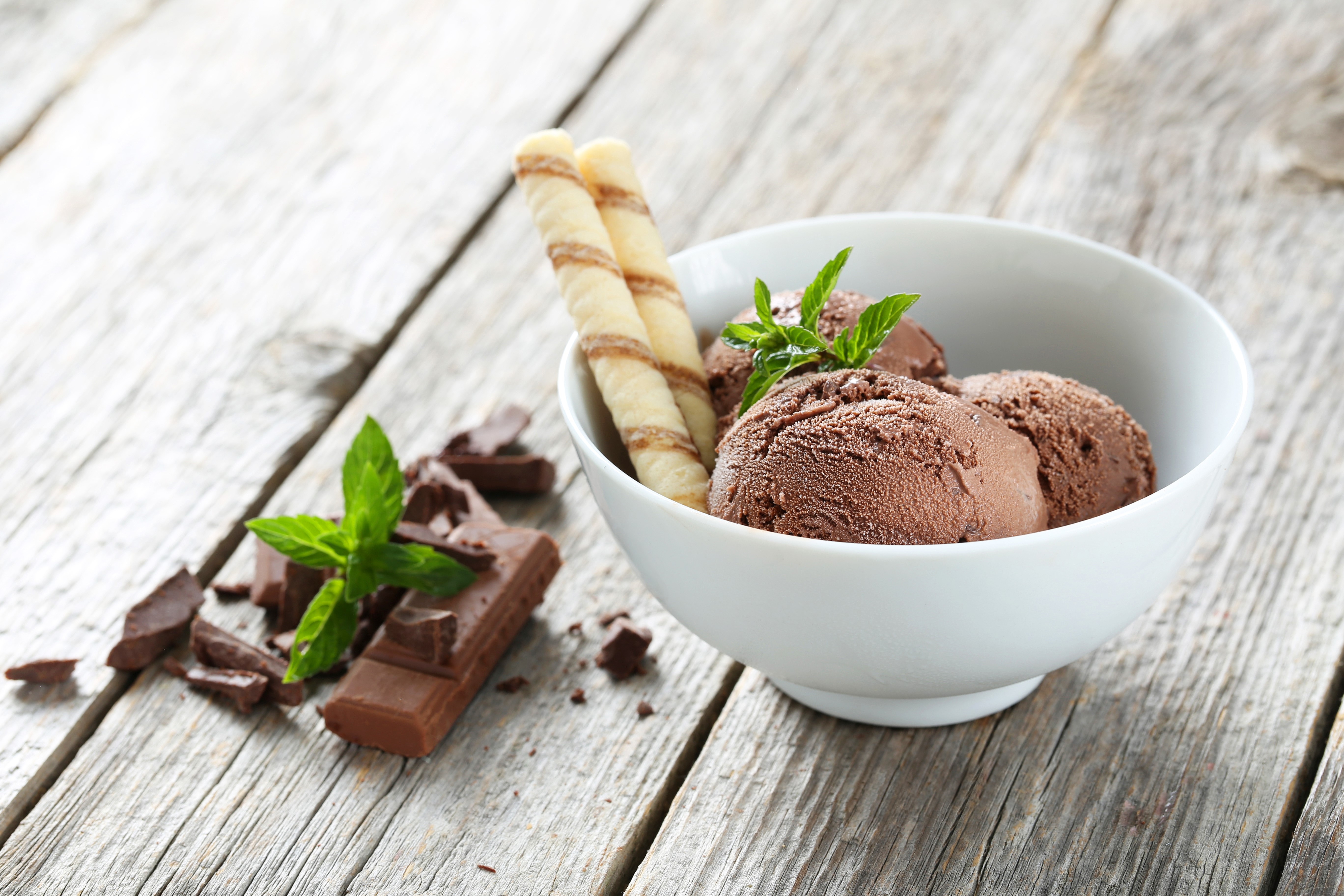 Chocolate ice cream with wafer rolls and chocolate bar HD Wallpaper