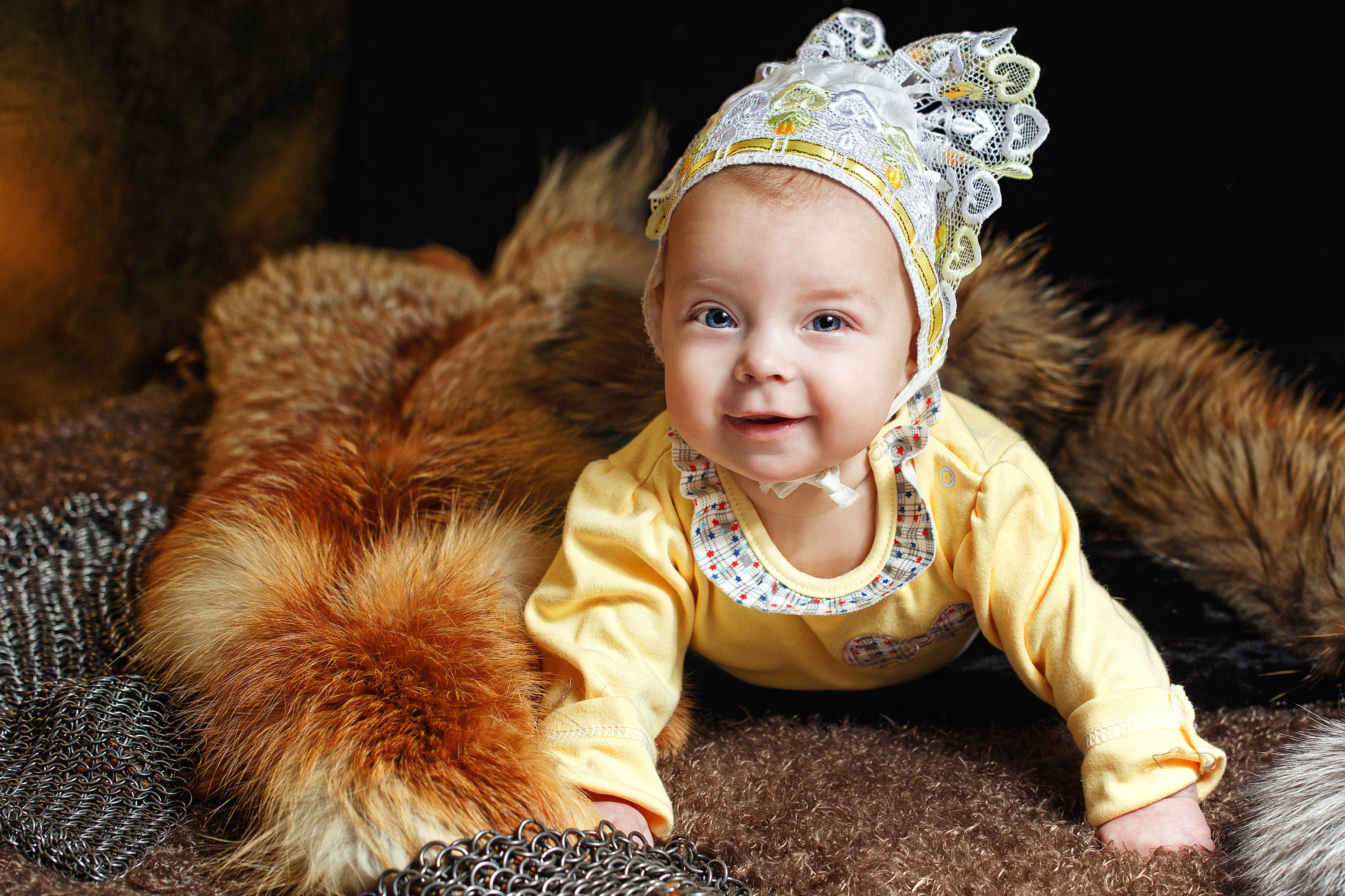 Baby in a yellow outfit and a lace bonnet HD Wallpaper