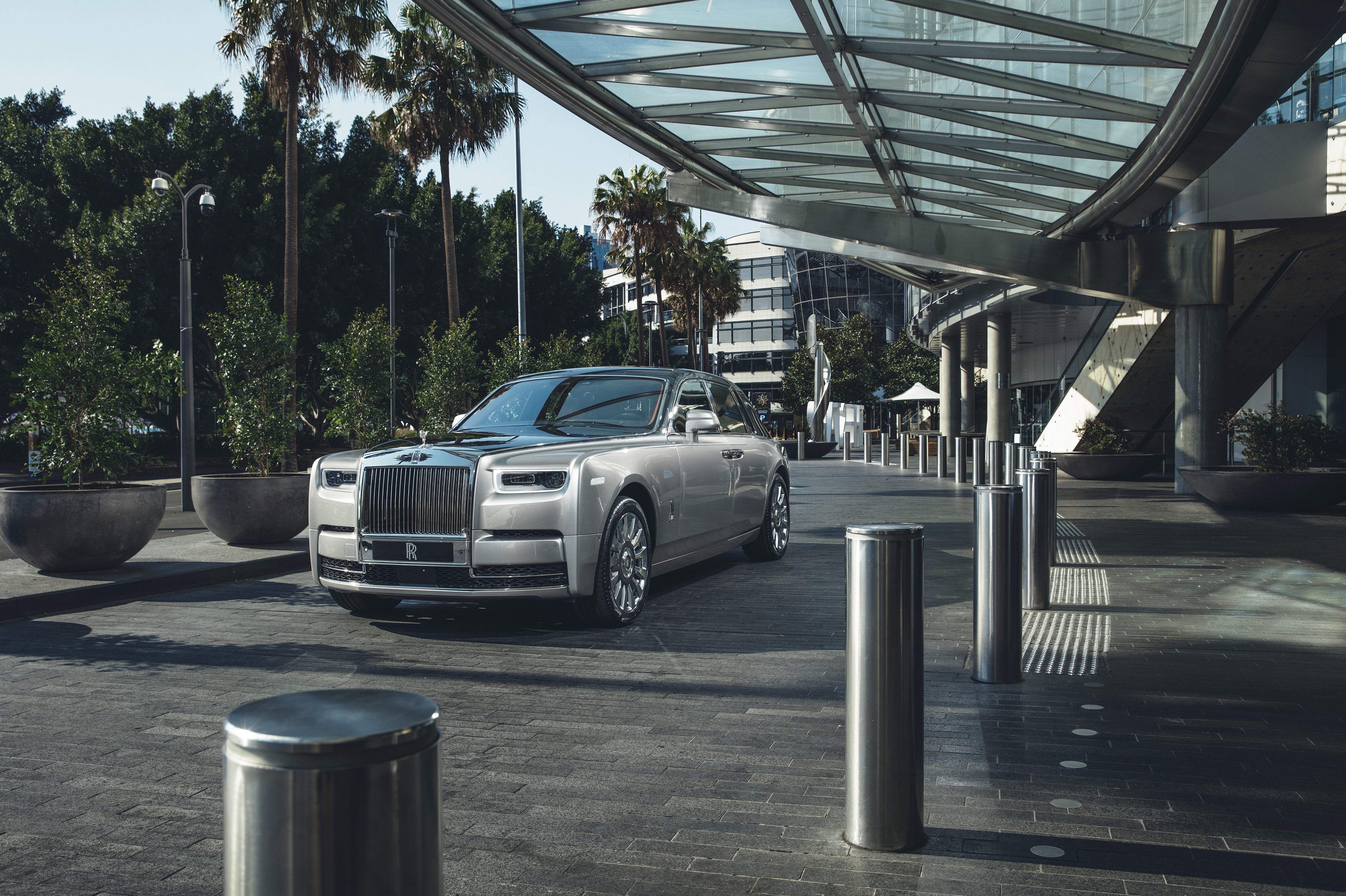 Rolls-Royce Phantom parked outside modern building HD Wallpaper