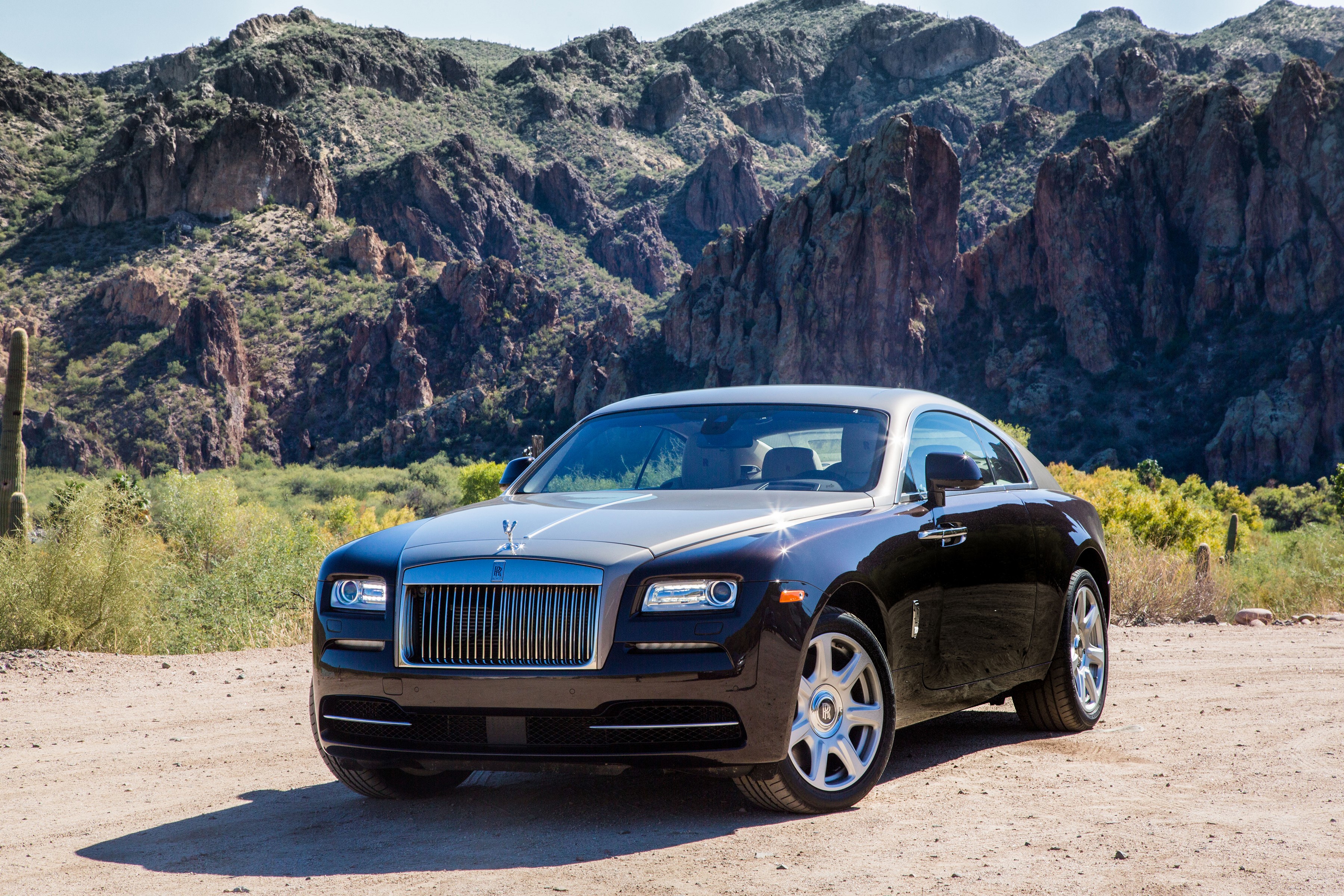 Rolls-Royce Wraith in a desert landscape HD Wallpaper
