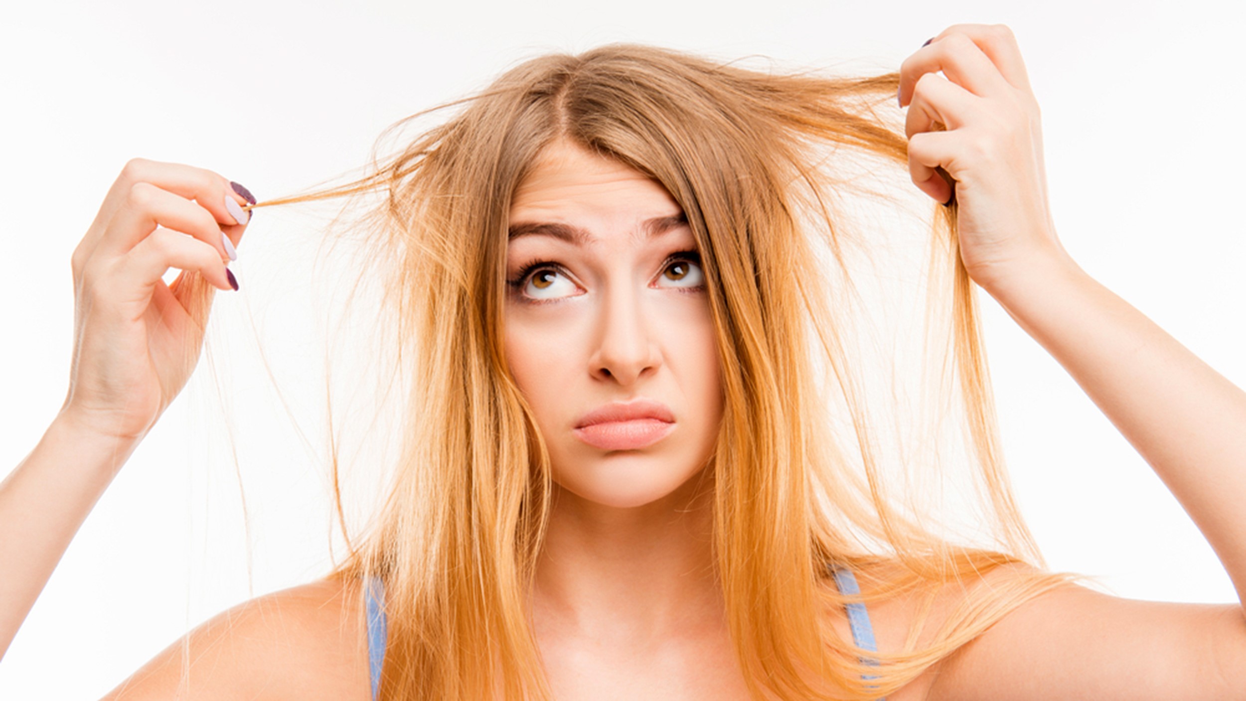 Woman with messy blonde hair looking up HD Wallpaper