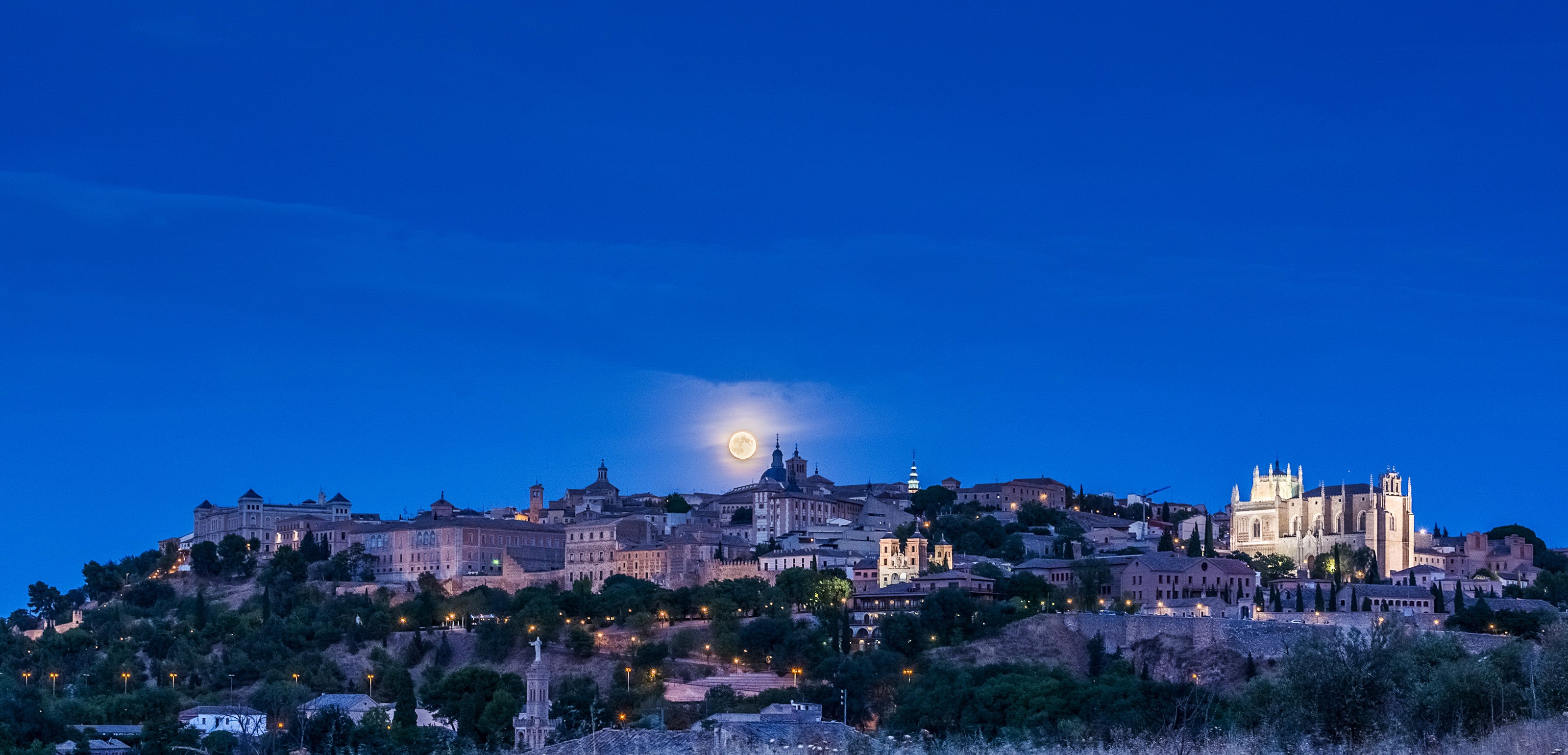 Toledo, Spain at night with a full moon HD Wallpaper