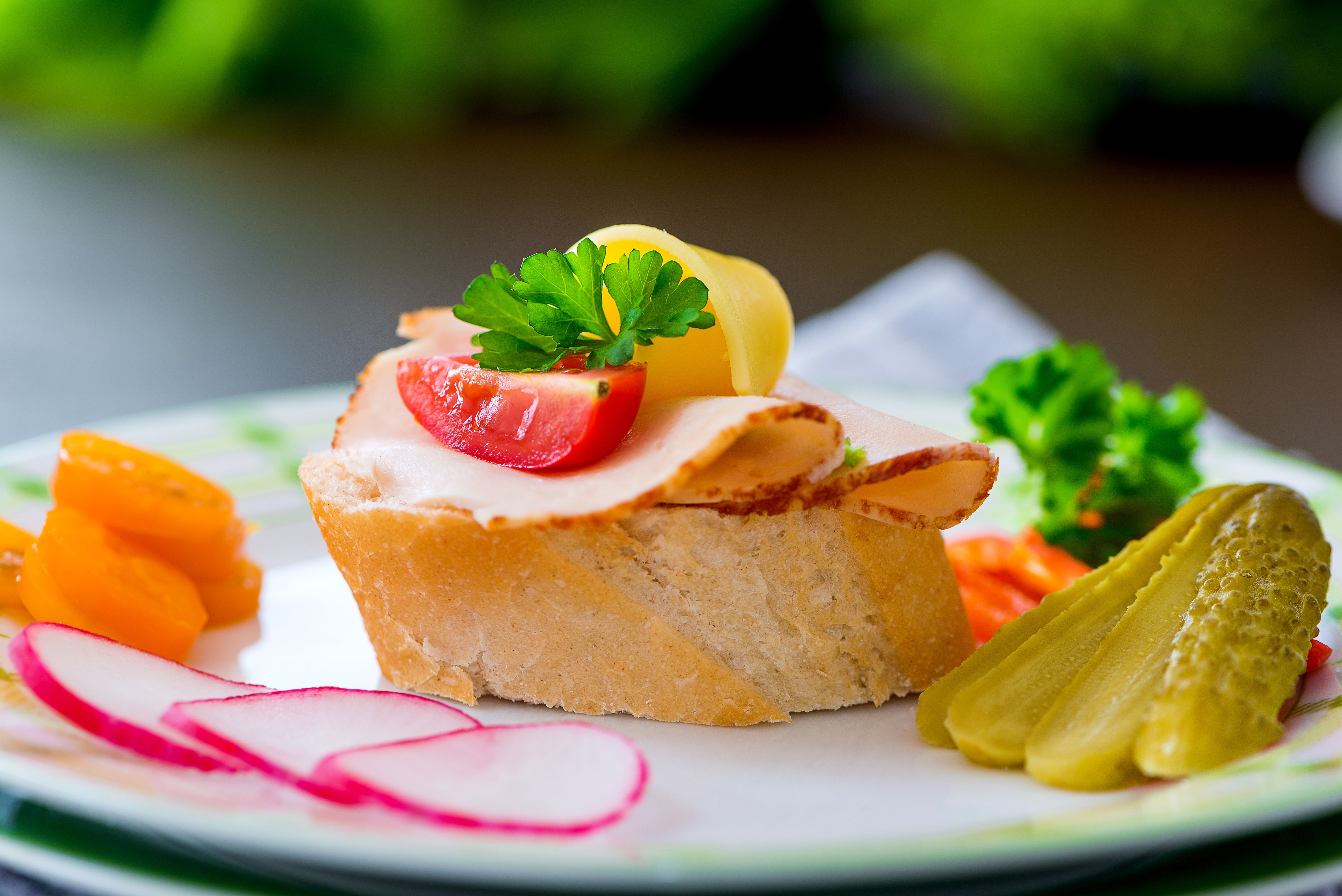 Open-faced sandwich with ham, tomato, and pickles HD Wallpaper