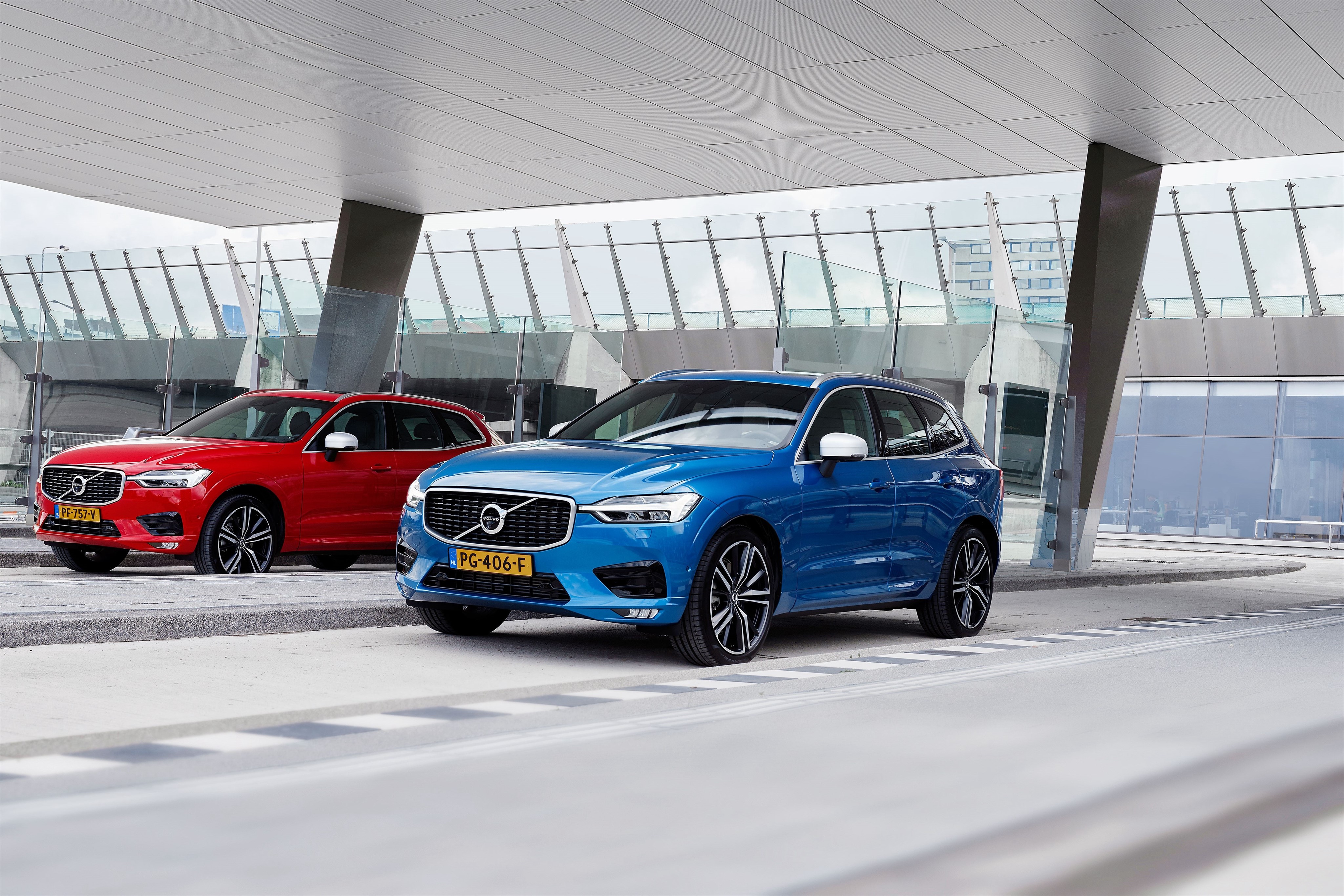 Two Volvo XC60 SUVs parked outdoors HD Wallpaper