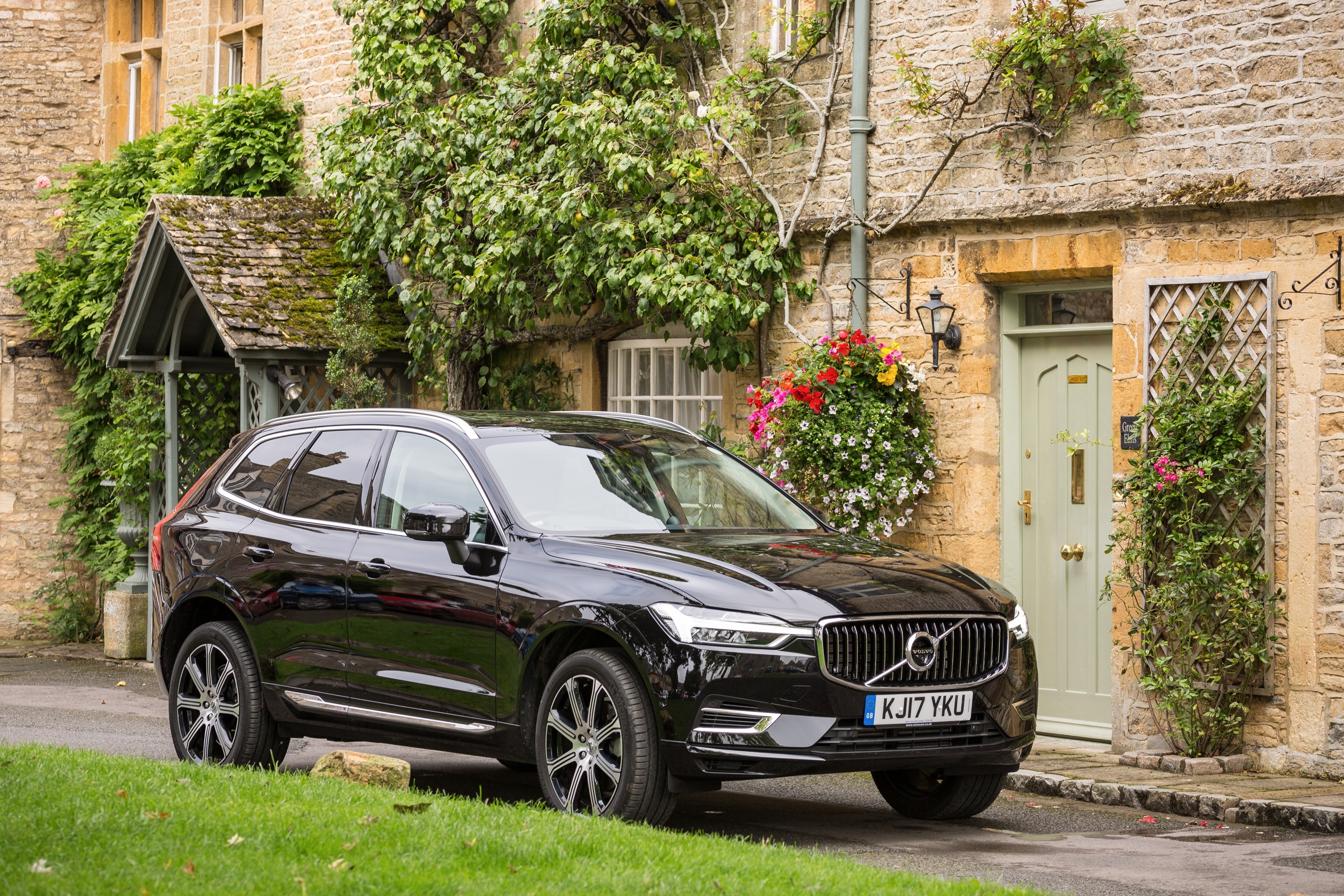 Black 2017 Volvo XC60 T8 Inscription HD Wallpaper