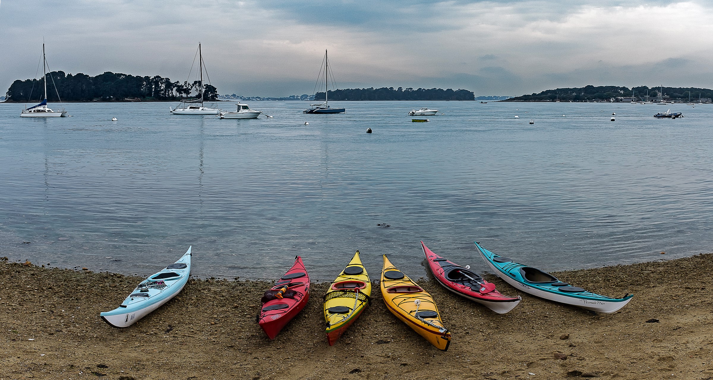 Kayaks on the shore in Larmor-Baden, Brittany, France HD Wallpaper