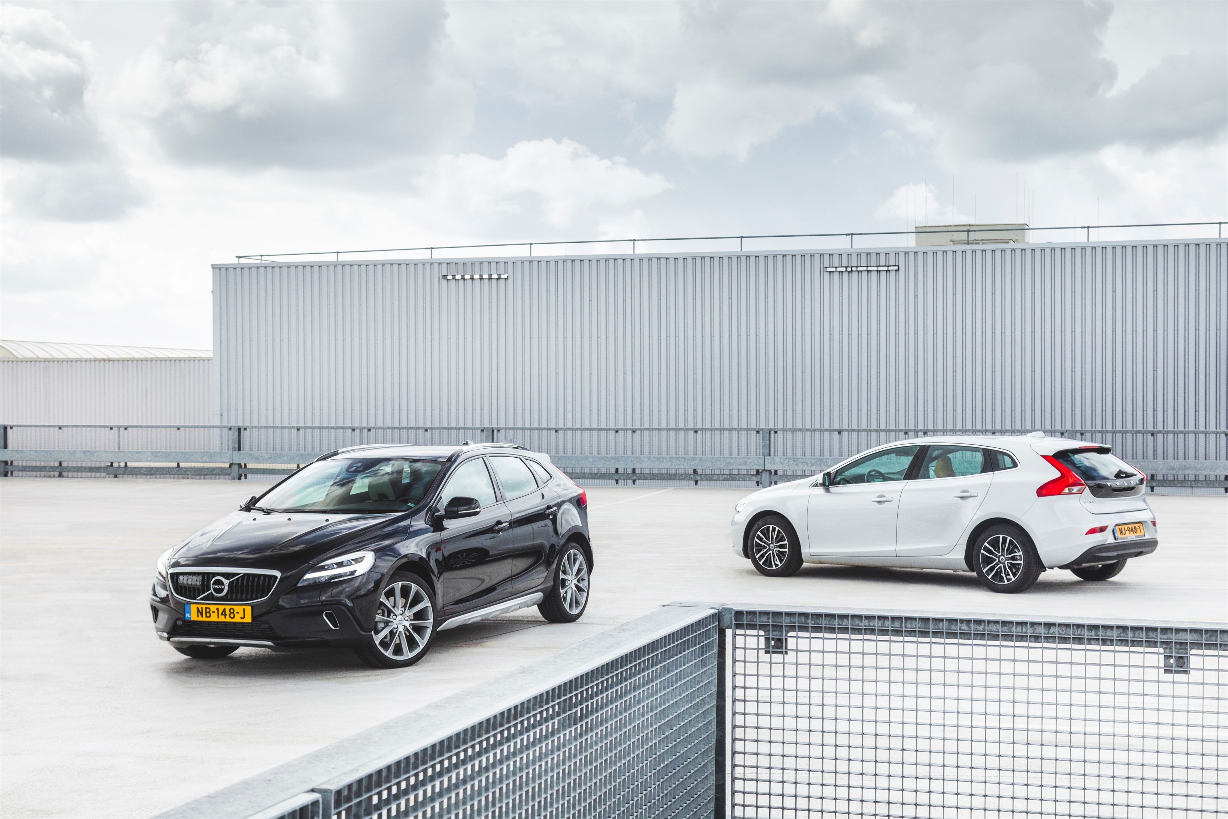 Two Volvo 2016-17 V40 cars HD Wallpaper