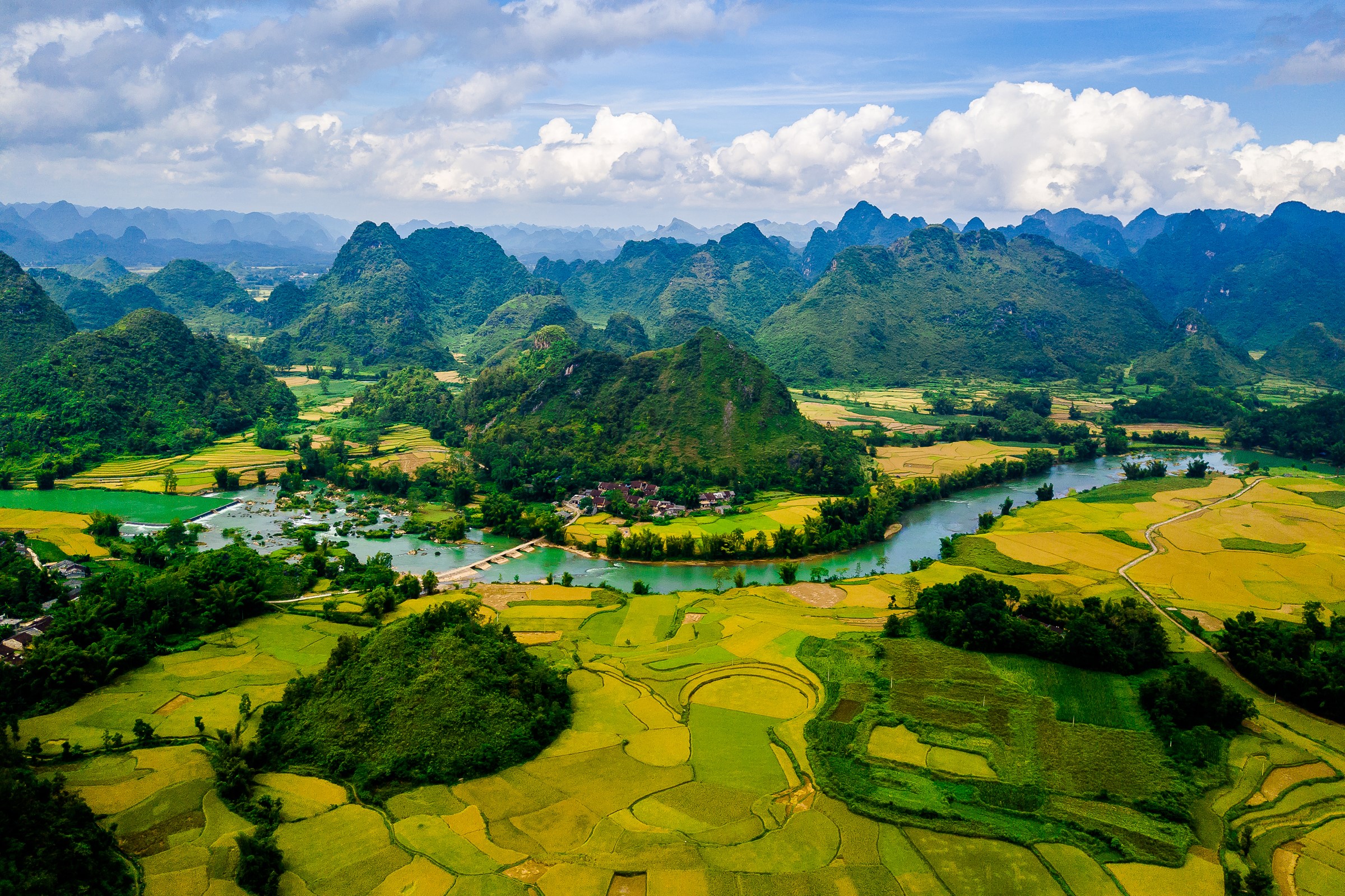 Rice fields and karst mountains in Cao Bang, Vietnam HD Wallpaper