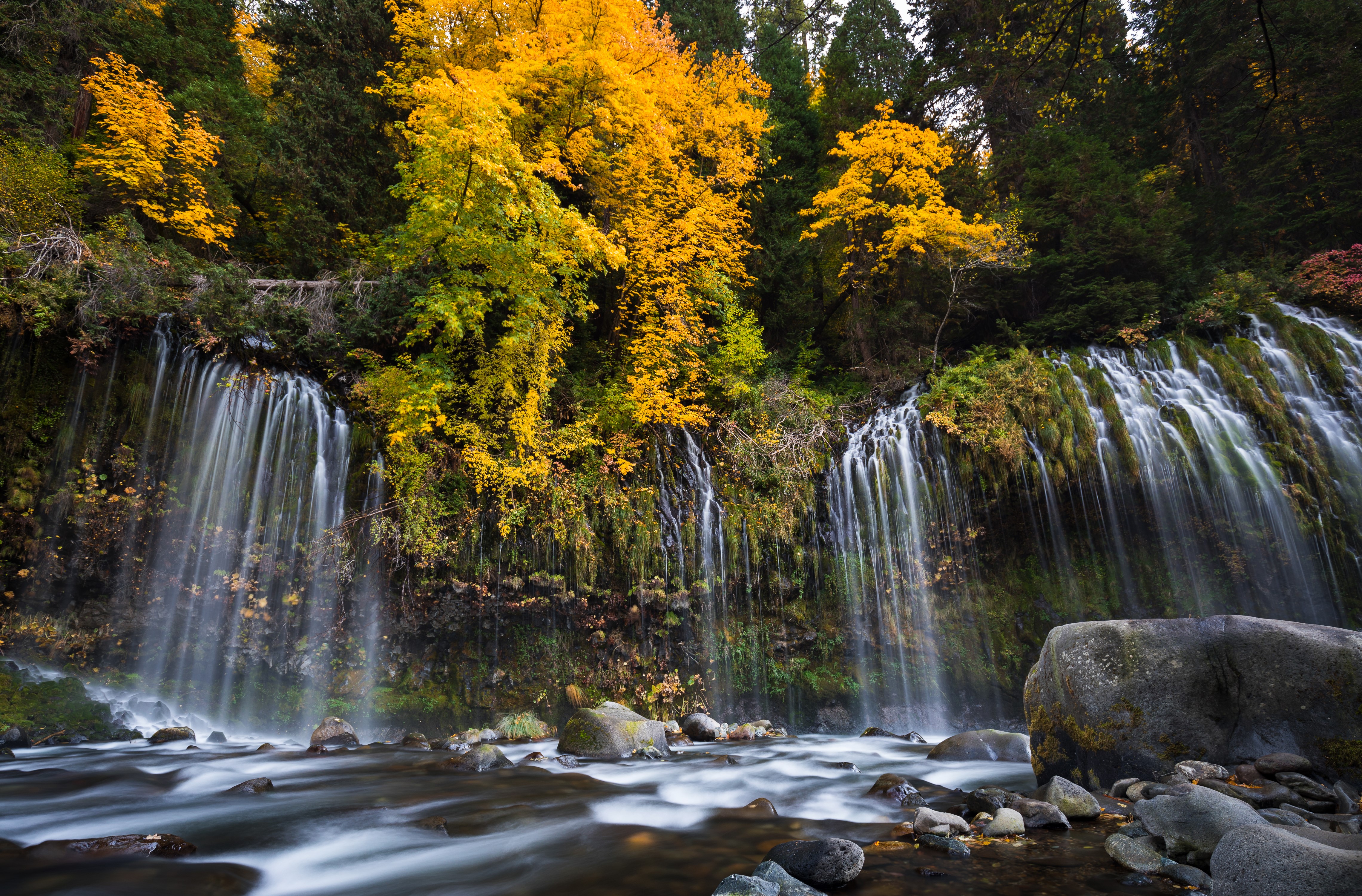 Mossbrae Falls, California in Autumn HD Wallpaper