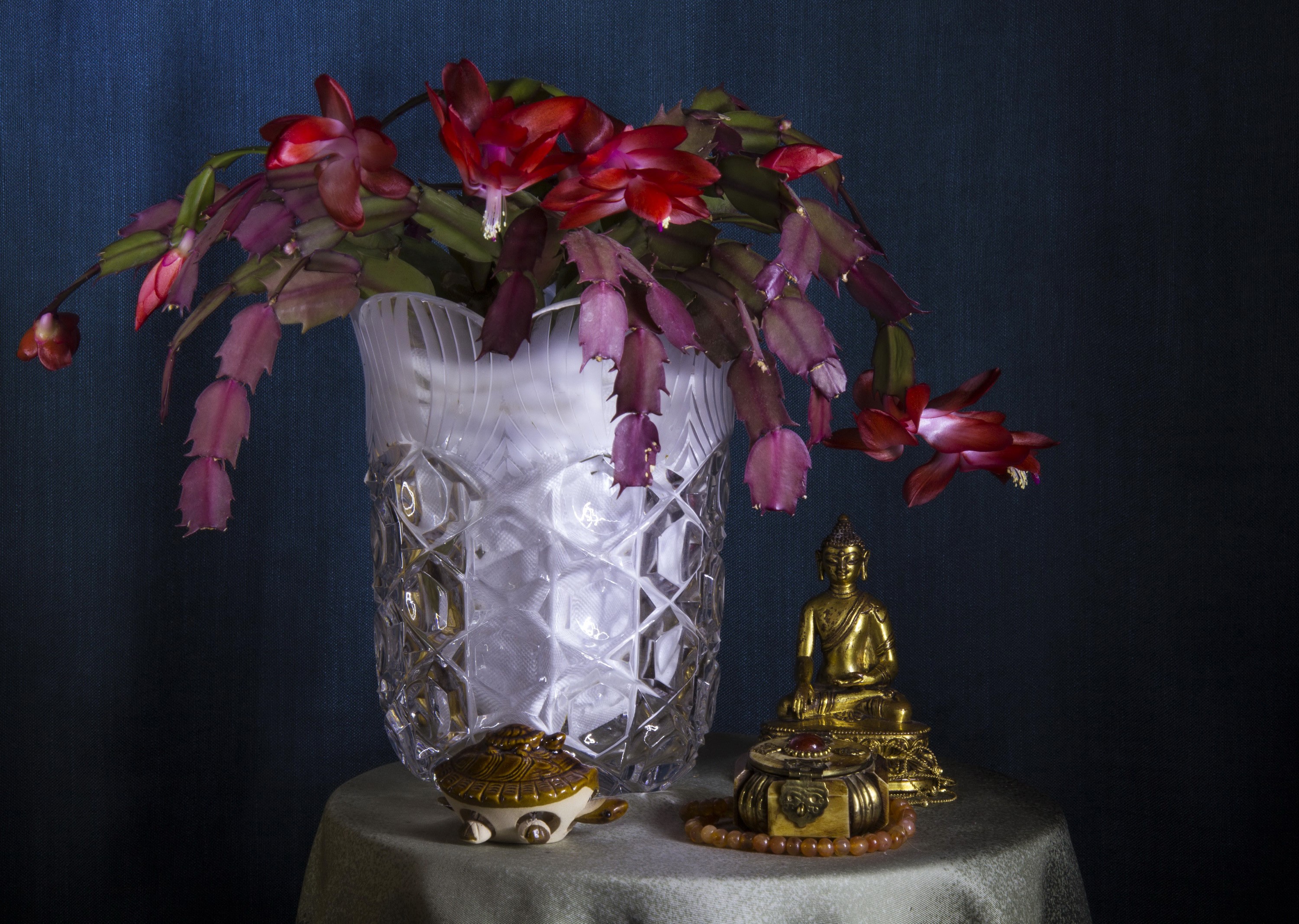 Christmas cactus in a vase with Buddha statue HD Wallpaper