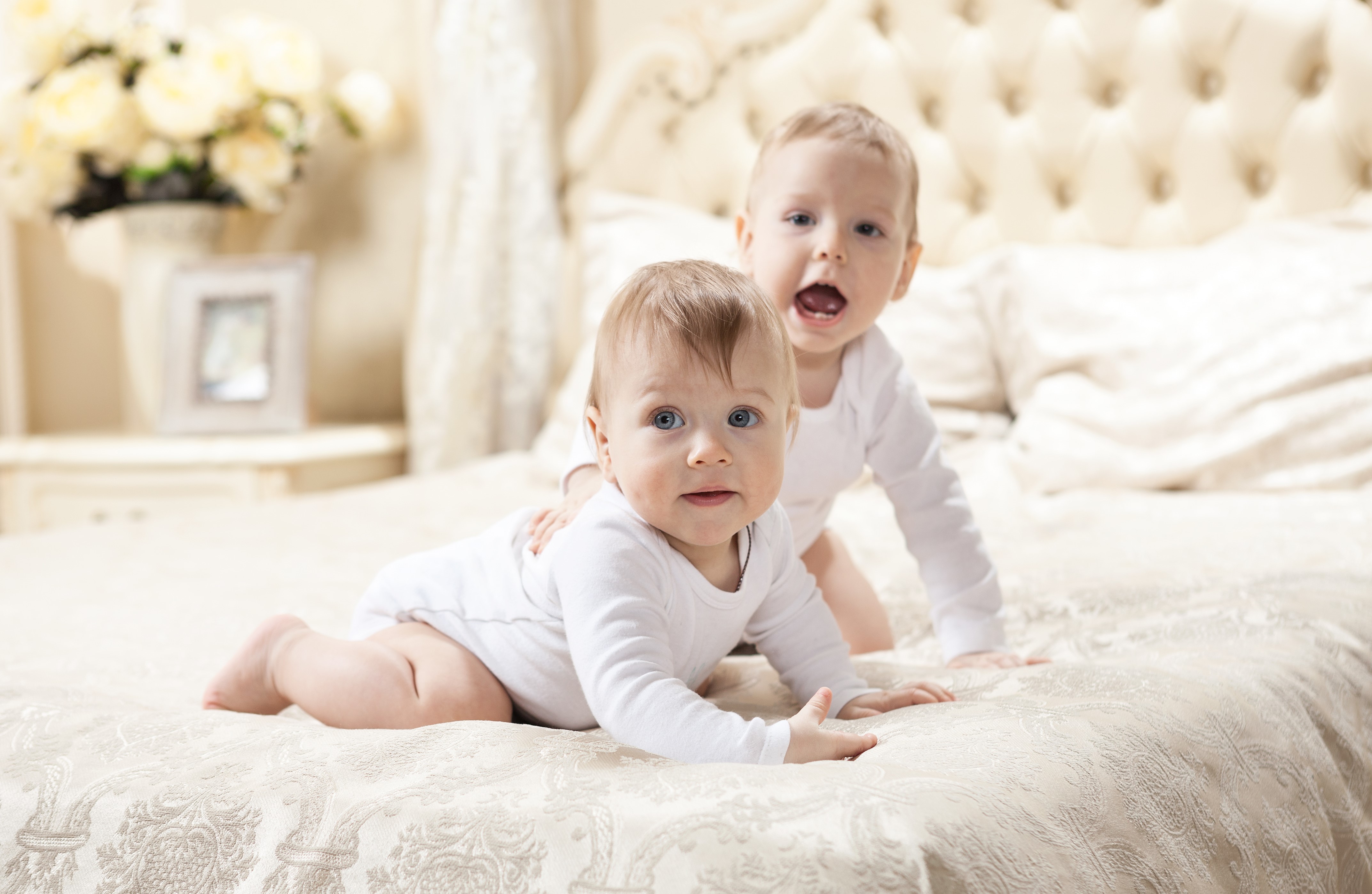 Two Infants on a Bed HD Wallpaper