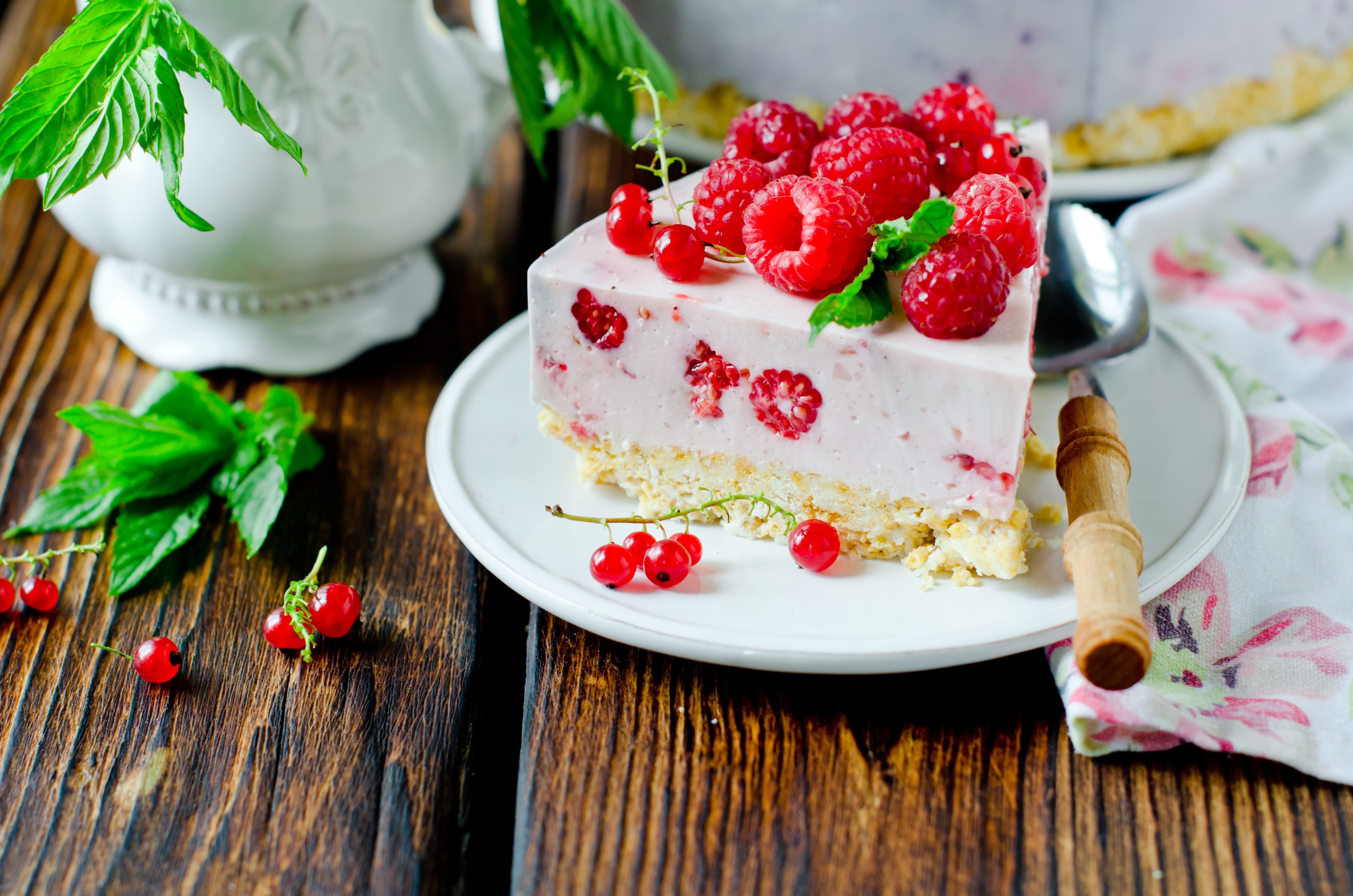 Raspberry and Currant Cheesecake Slice with Mint HD Wallpaper