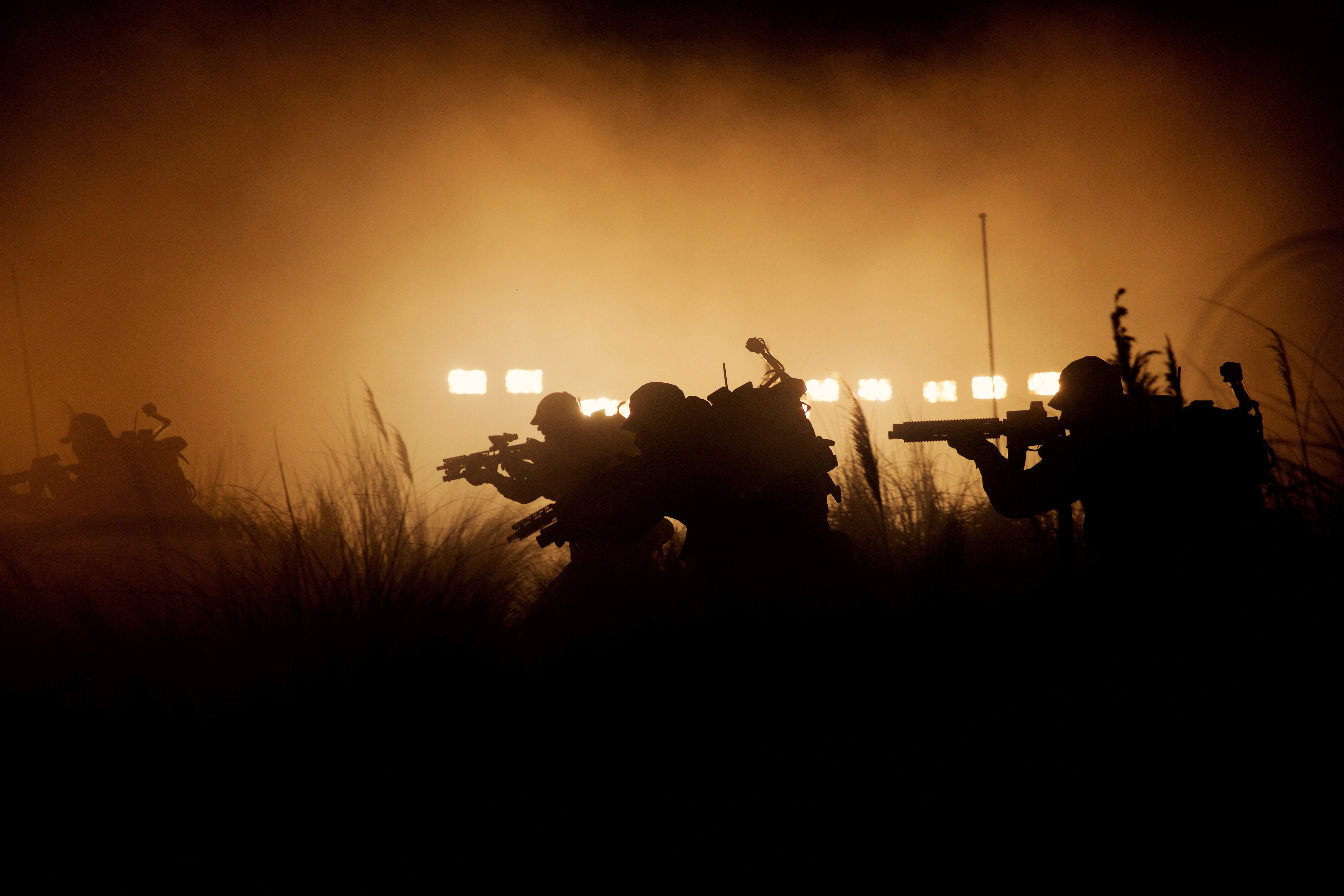 Soldiers with assault rifles in fog HD Wallpaper
