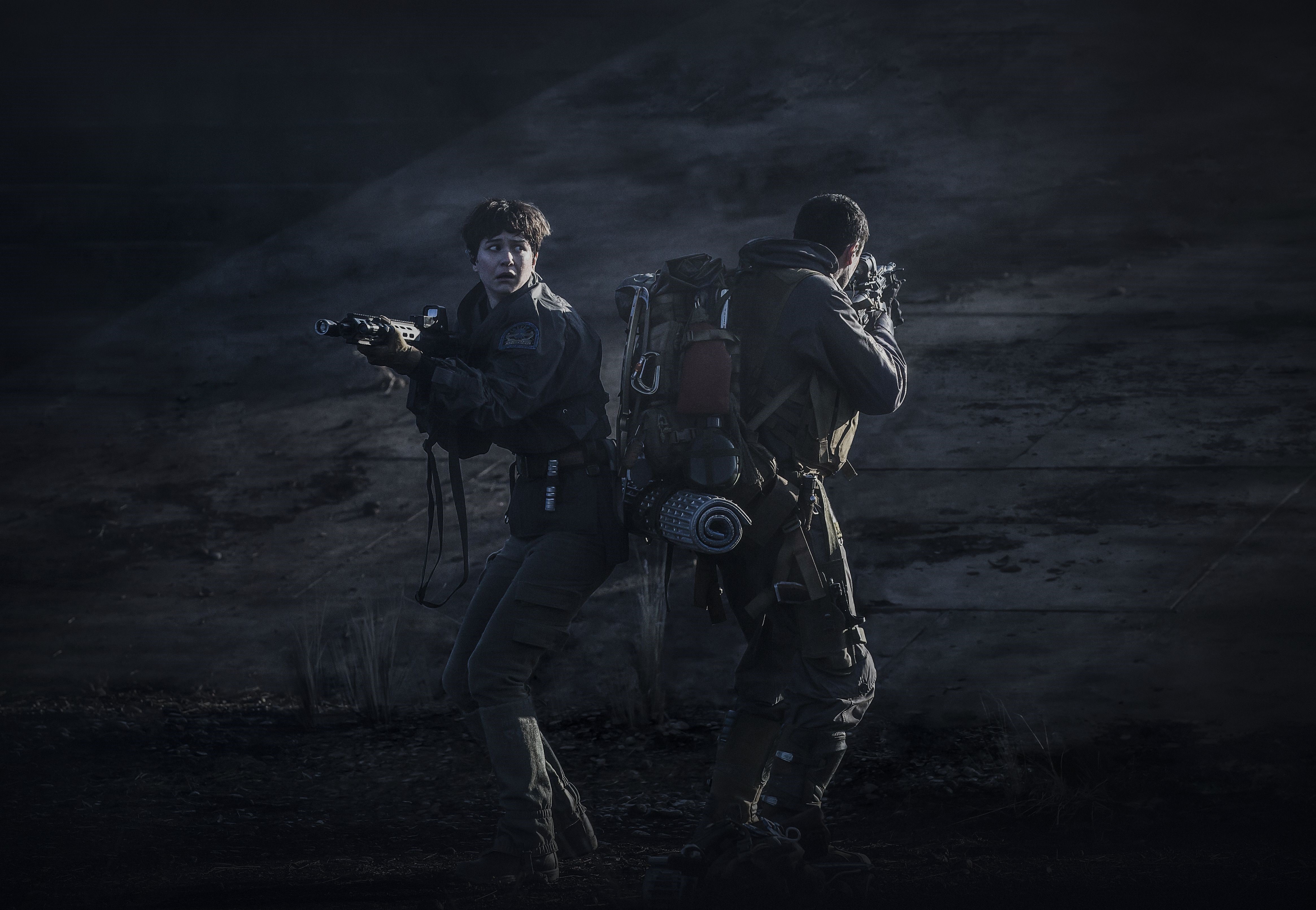 Two soldiers with assault rifles in Alien: Covenant HD Wallpaper