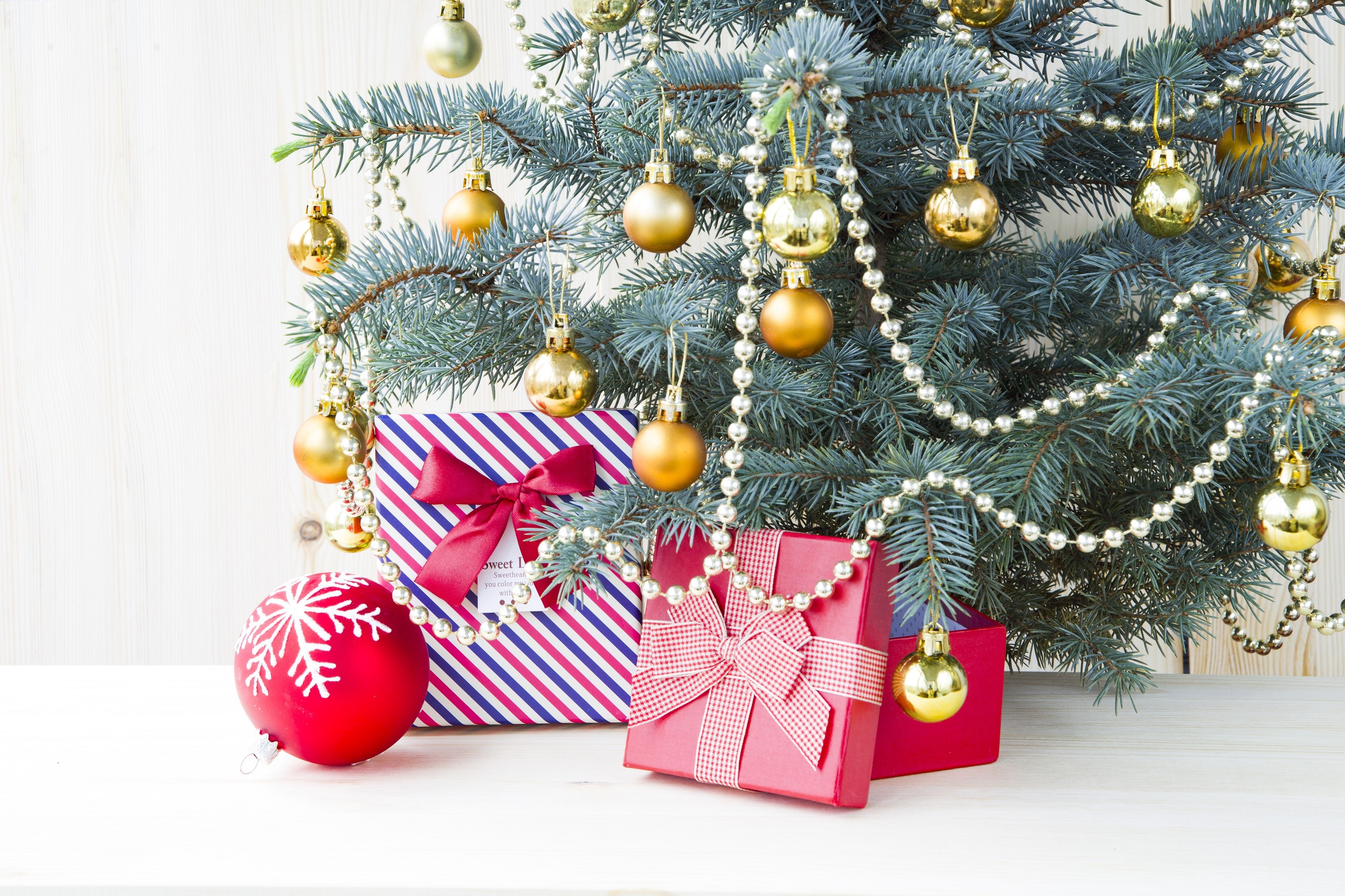 Christmas tree with gifts and ornaments HD Wallpaper
