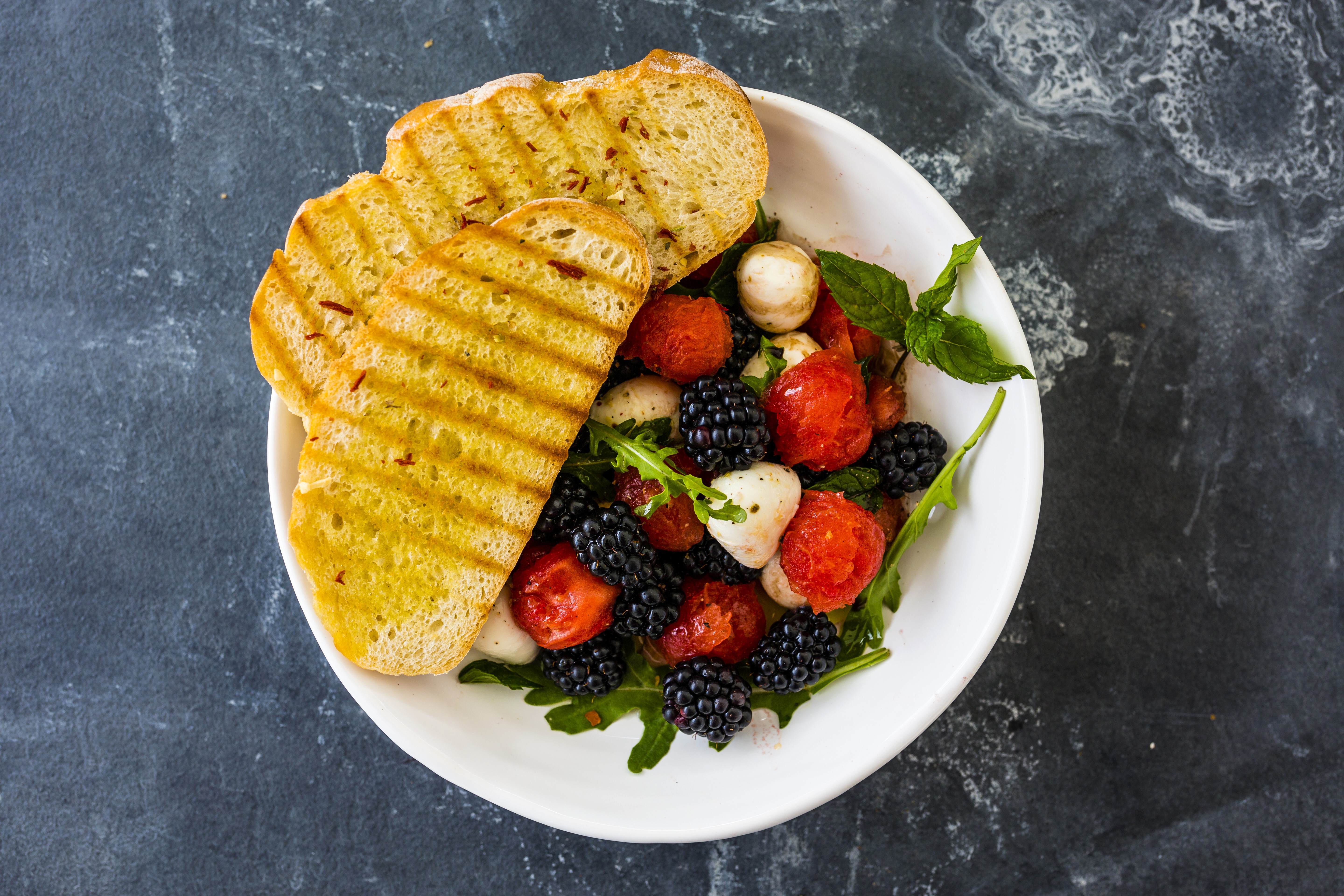 Salad with blackberries, tomatoes, mozzarella, and grilled bread HD Wallpaper