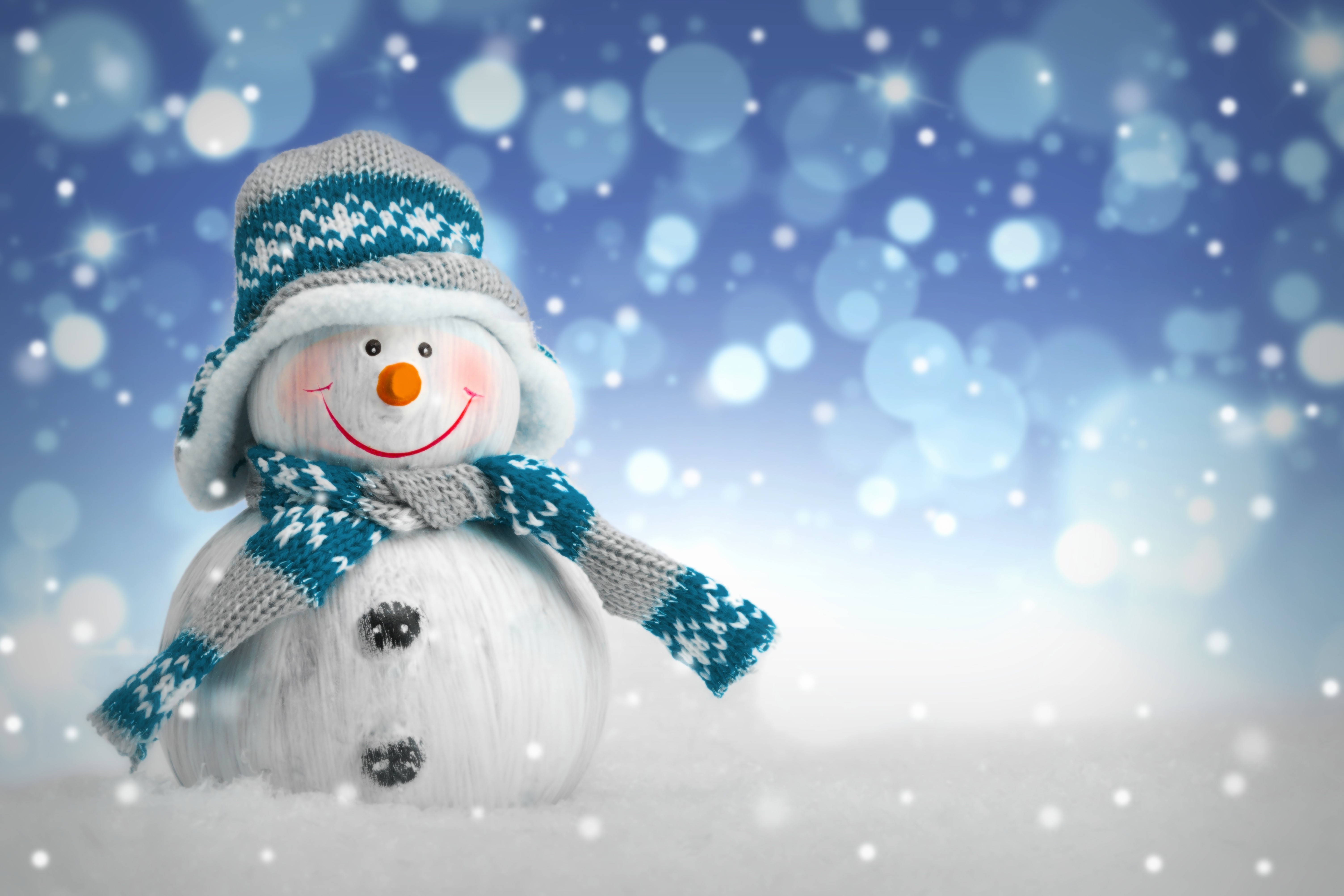 Snowman with winter hat and scarf HD Wallpaper