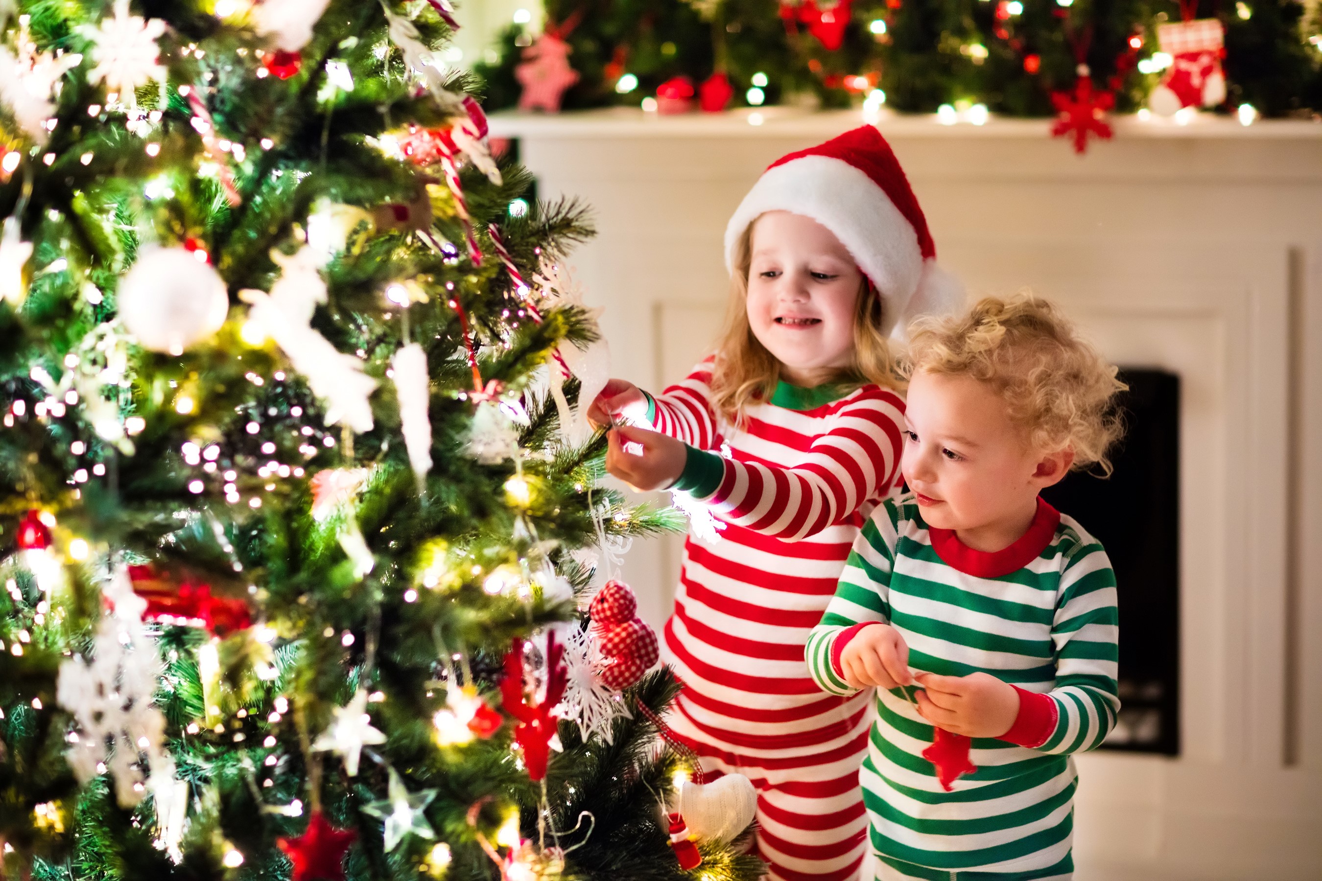 Children decorating a Christmas tree HD Wallpaper