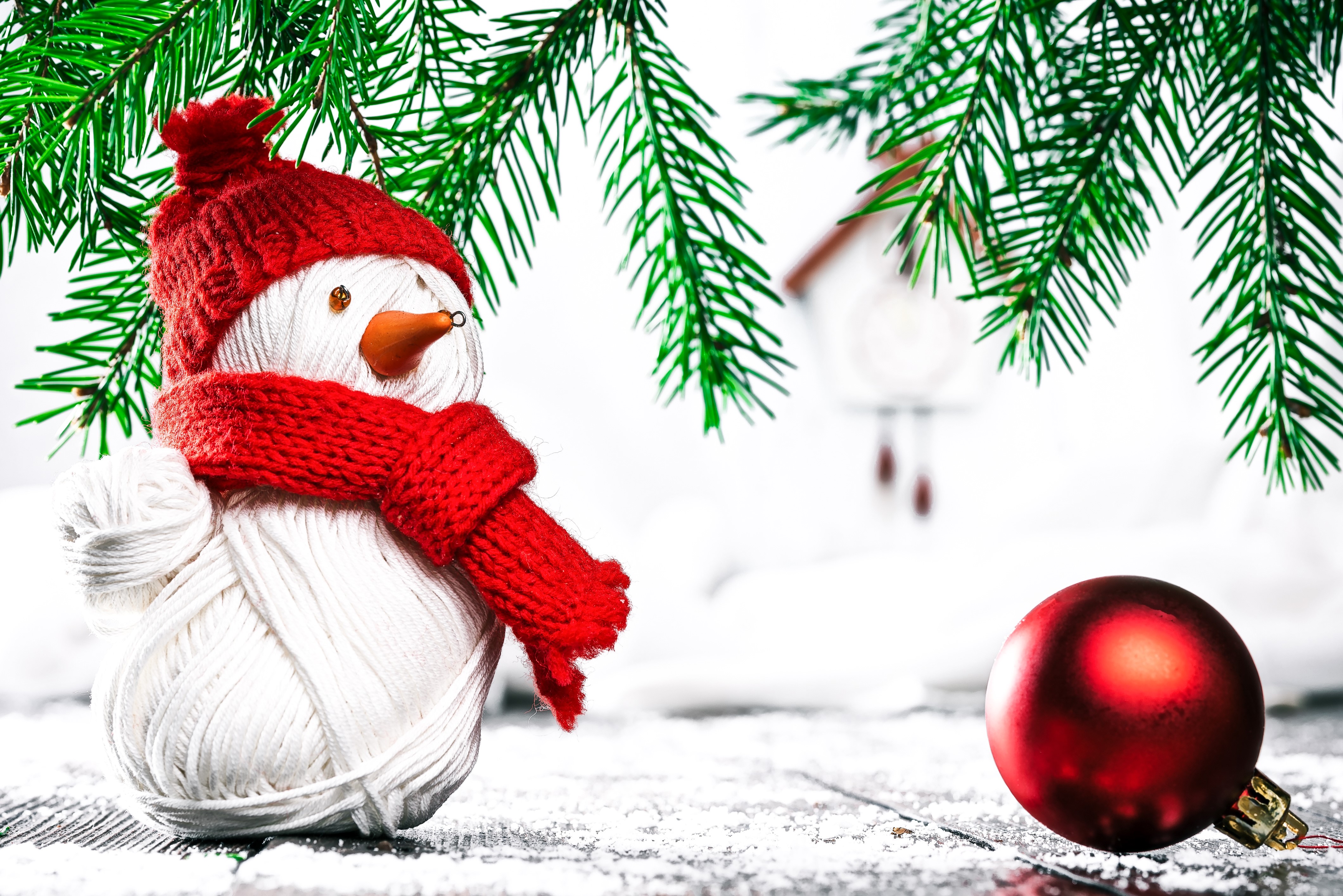 4K Christmas snowman with red hat and scarf HD Wallpaper