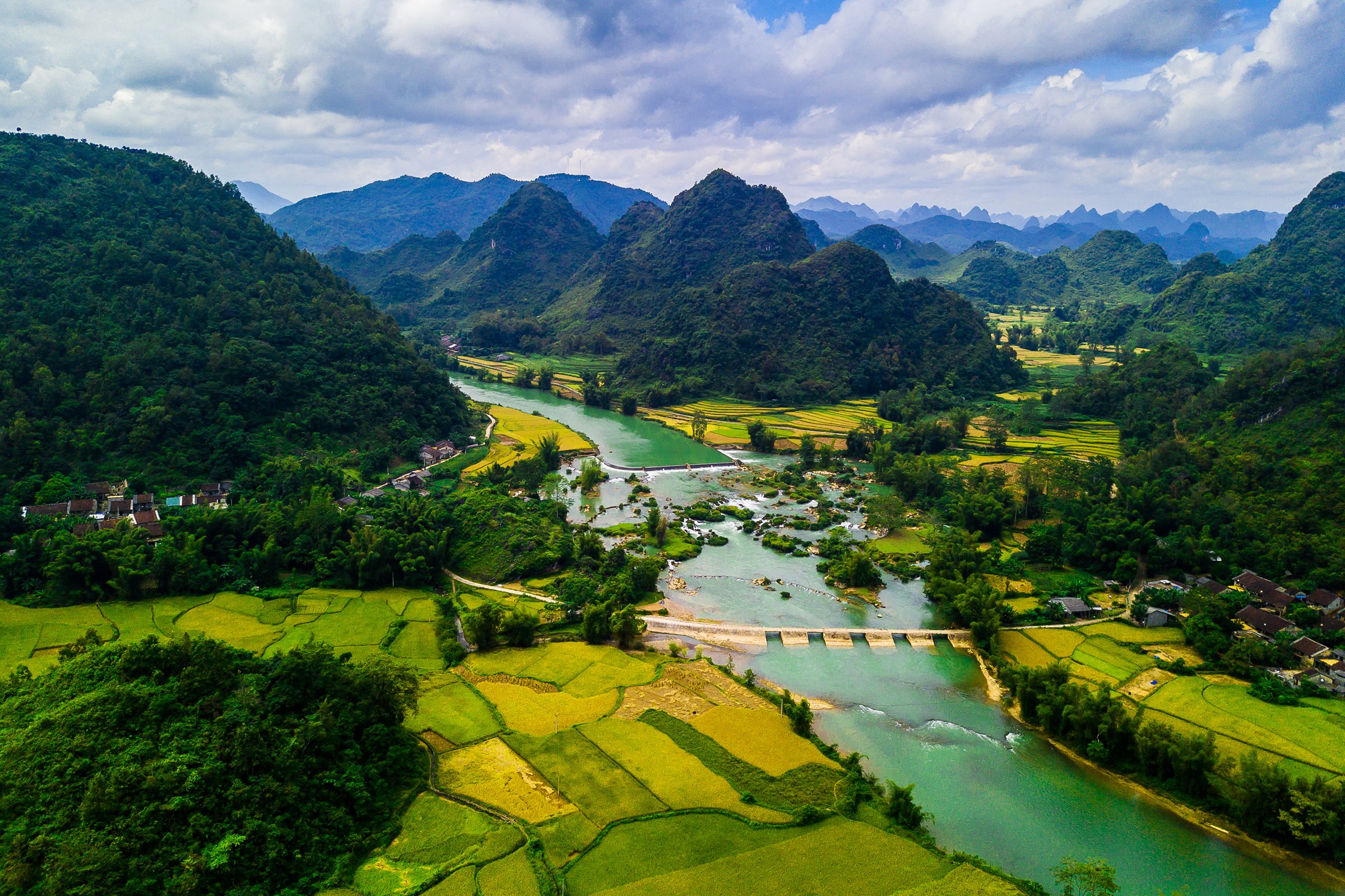 Cao Bang, Vietnam: Mountains, River, and Rice Fields HD Wallpaper
