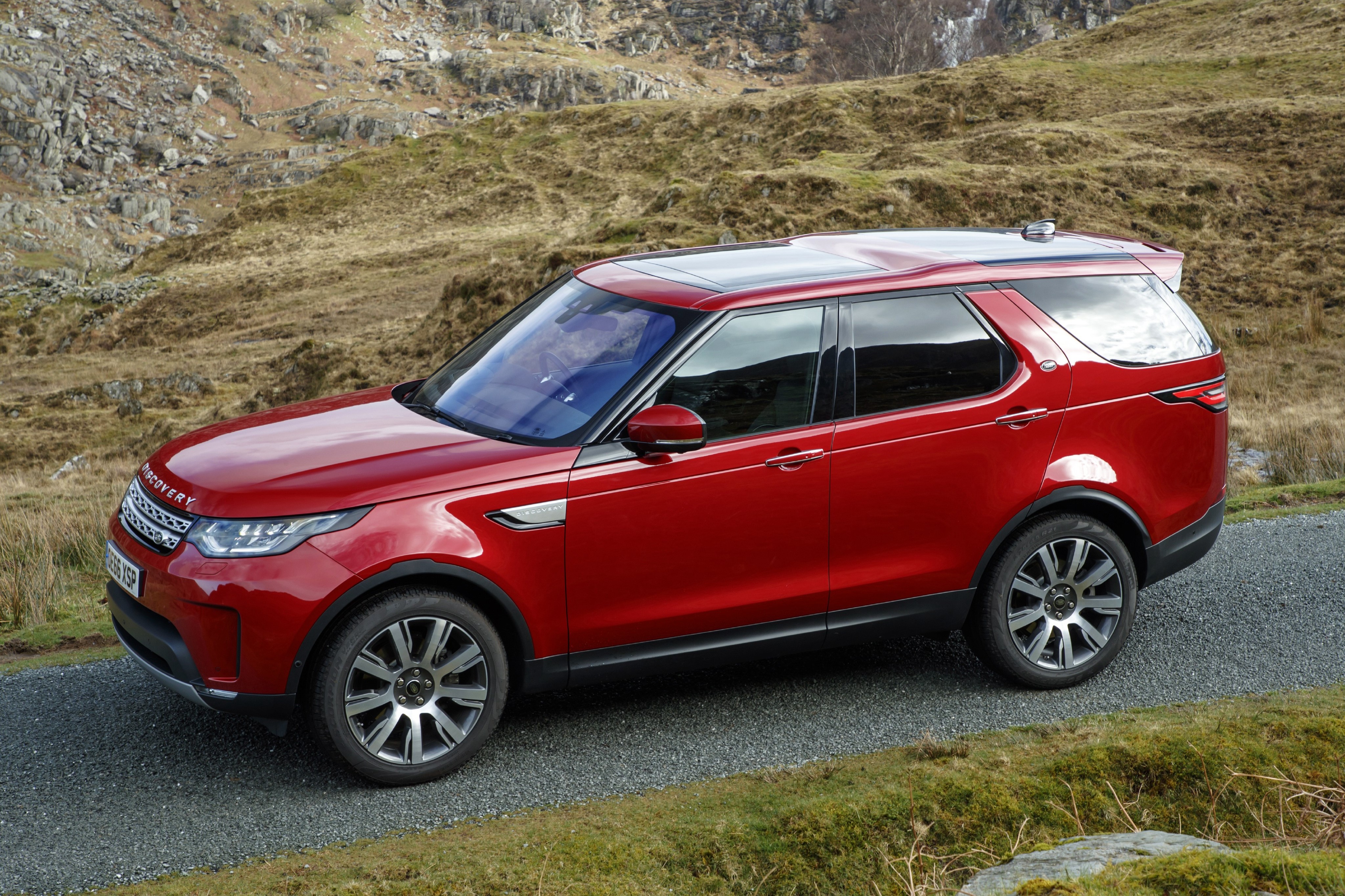 Red 2017 Land Rover Discovery HSE HD Wallpaper