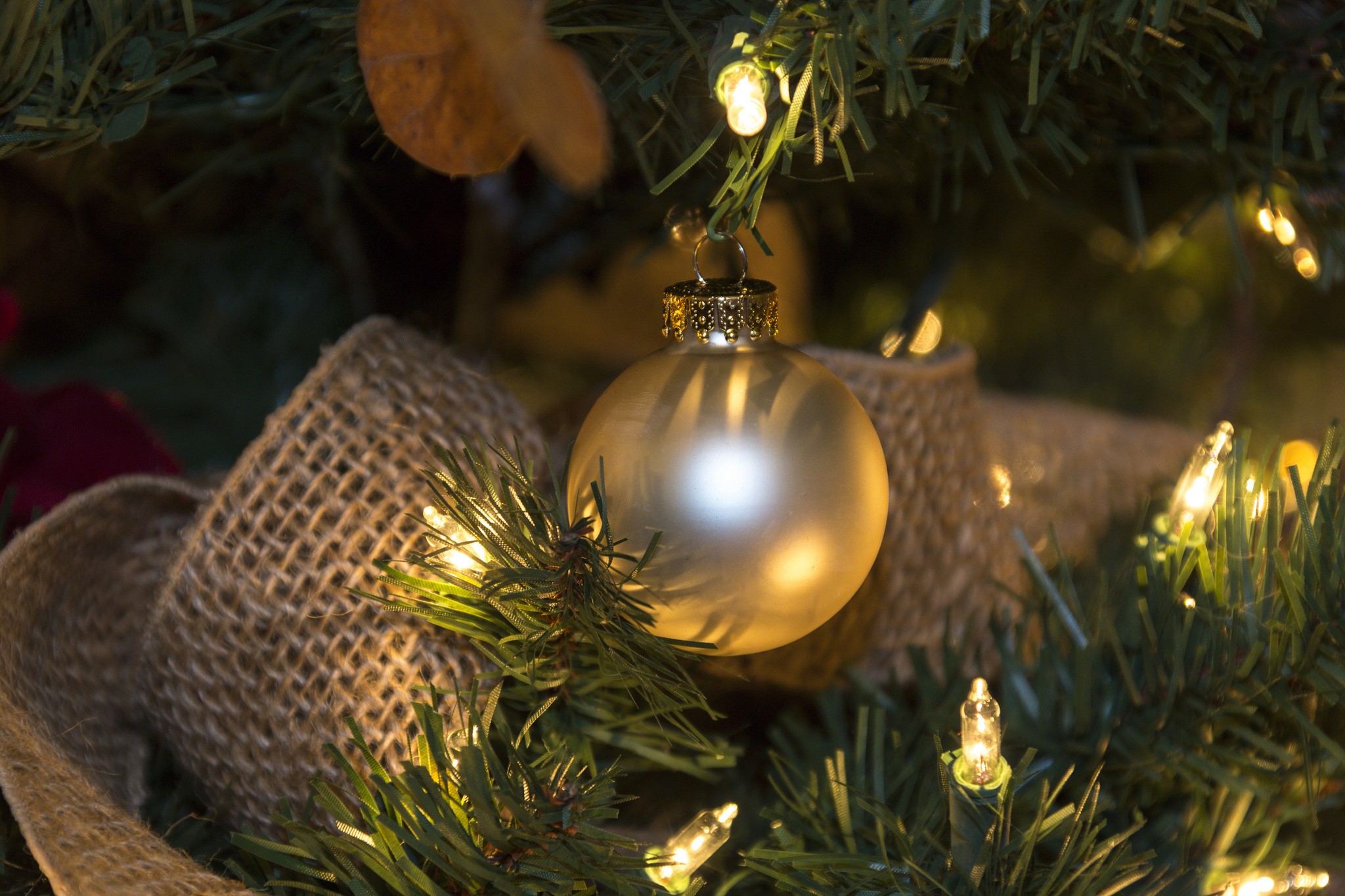 Christmas tree ornament and lights HD Wallpaper