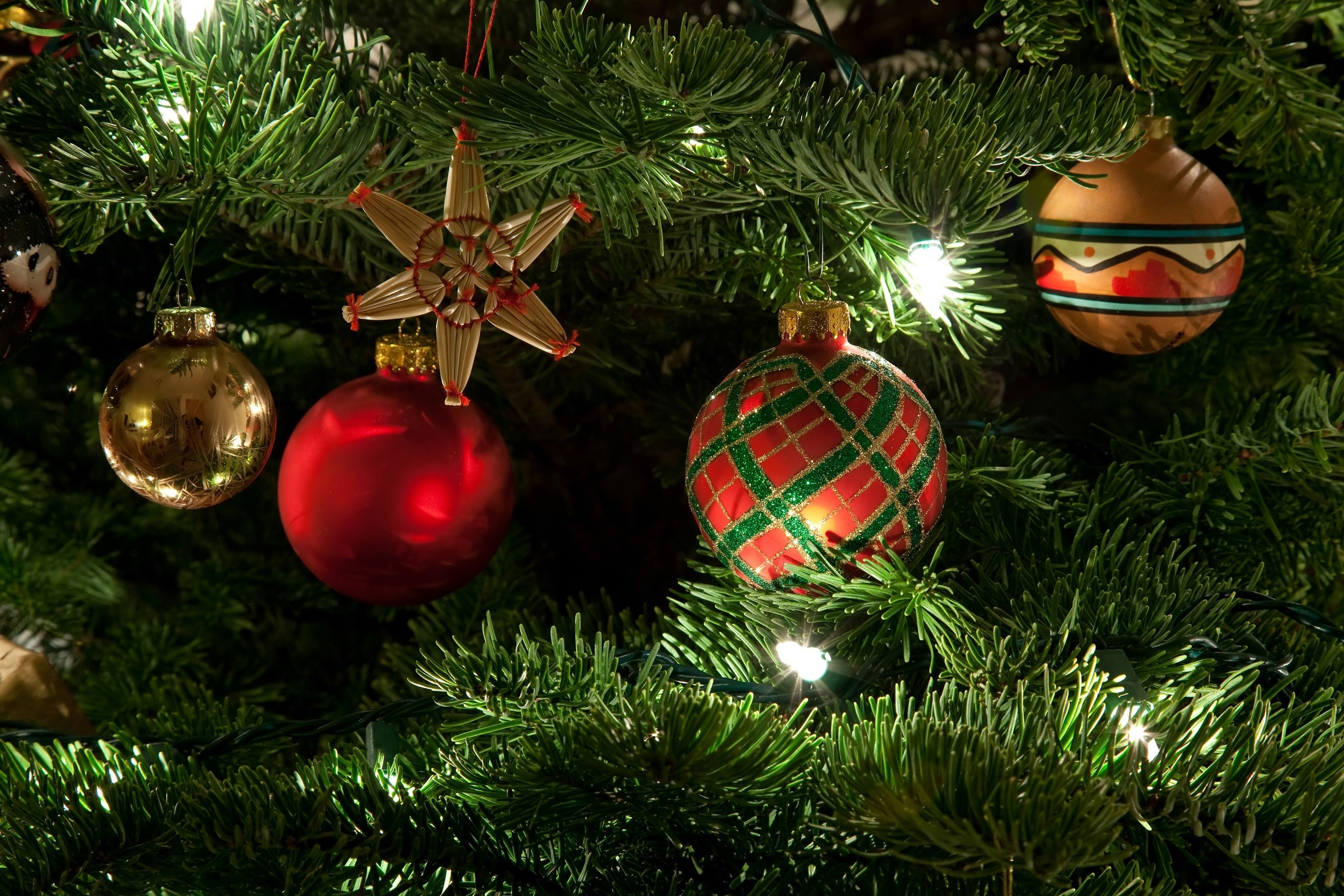 Christmas tree ornaments and lights HD Wallpaper