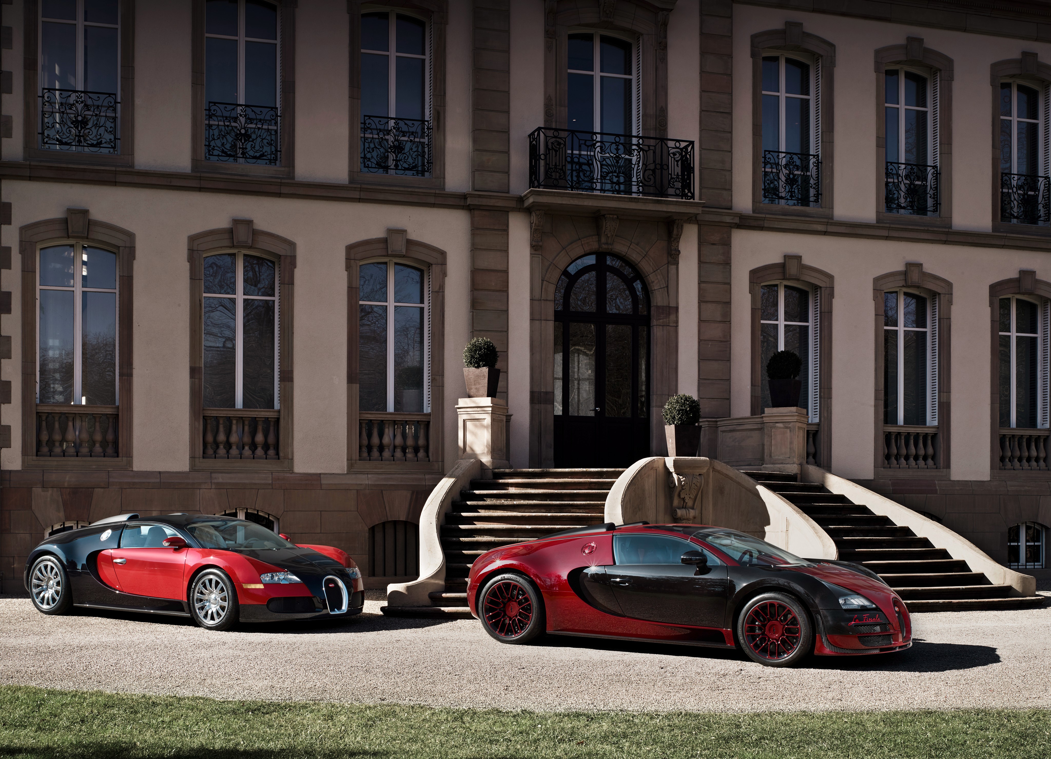Two Bugatti Veyron cars in front of a mansion HD Wallpaper
