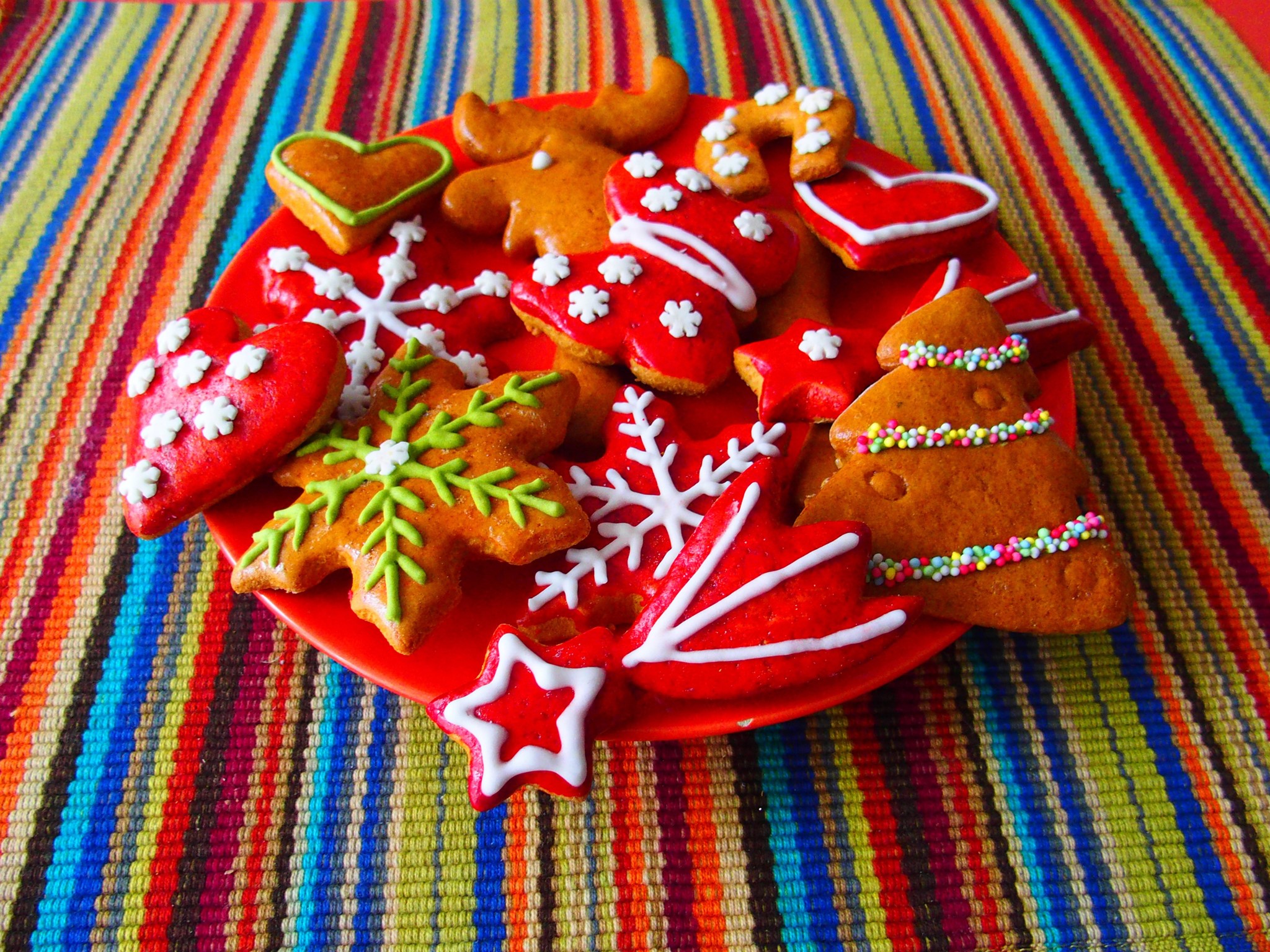 Christmas cookies on a red plate HD Wallpaper