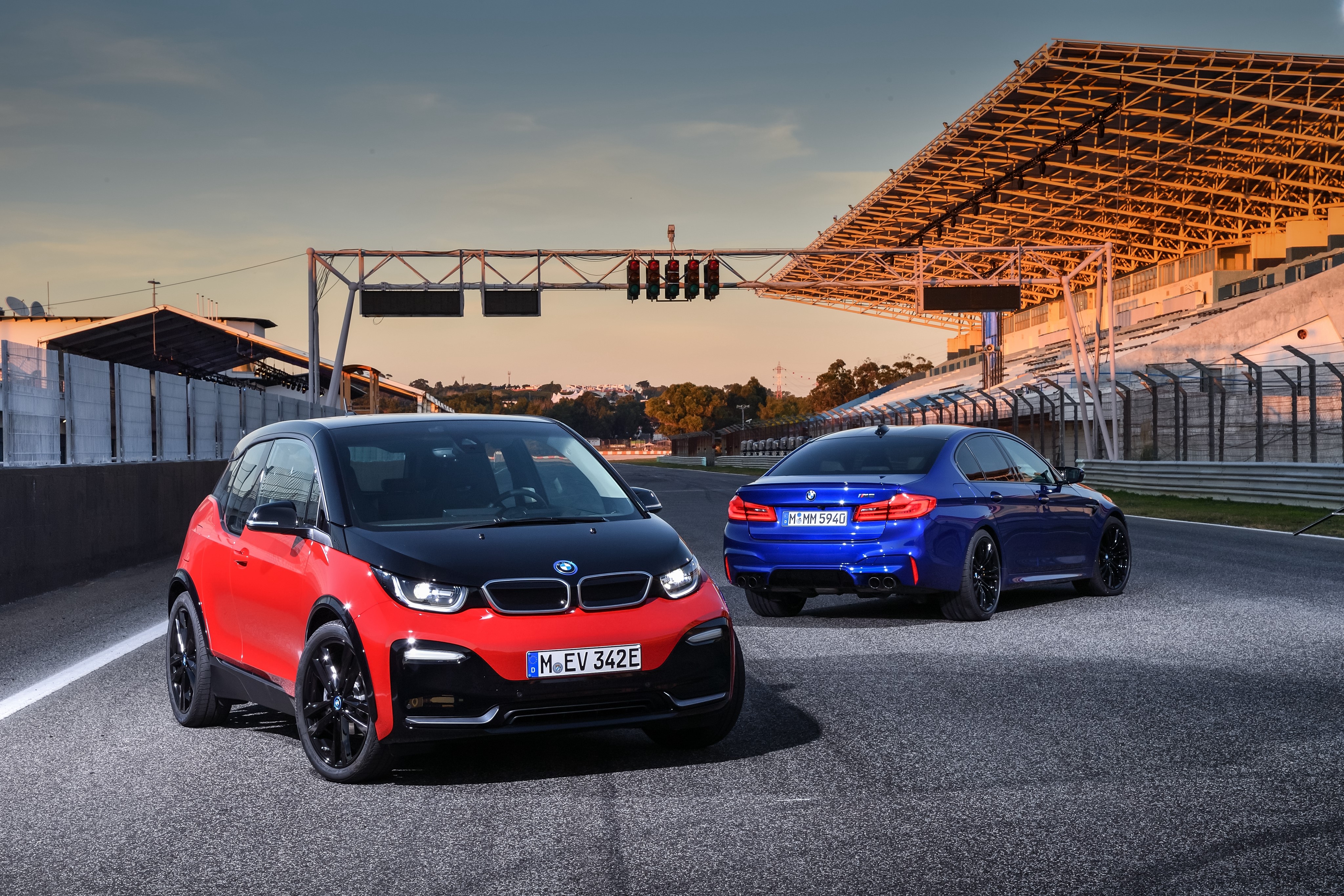 4K 2018 BMW Two Cars on Racetrack HD Wallpaper