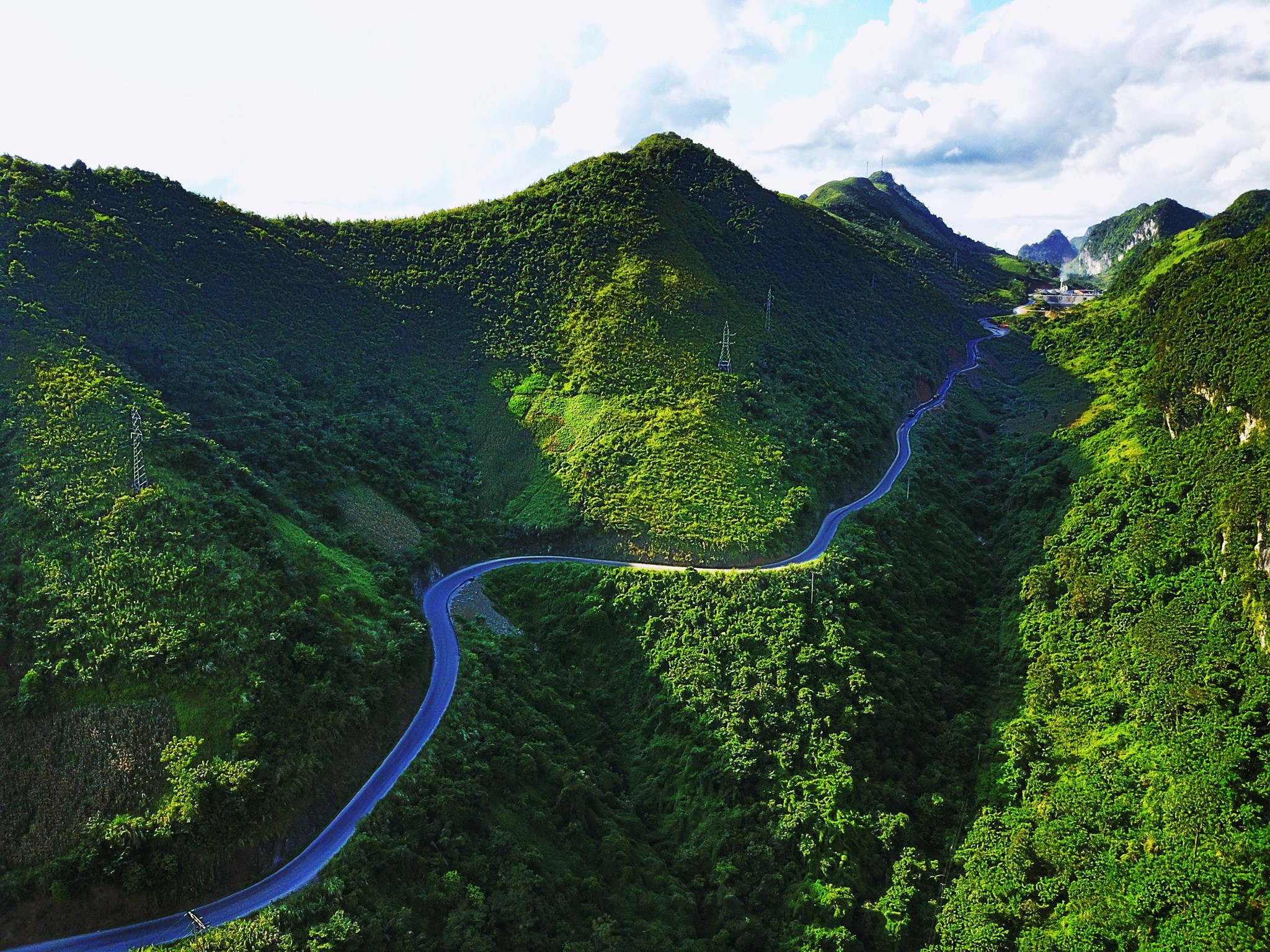 Winding road through green mountains in Bac Can, Vietnam HD Wallpaper
