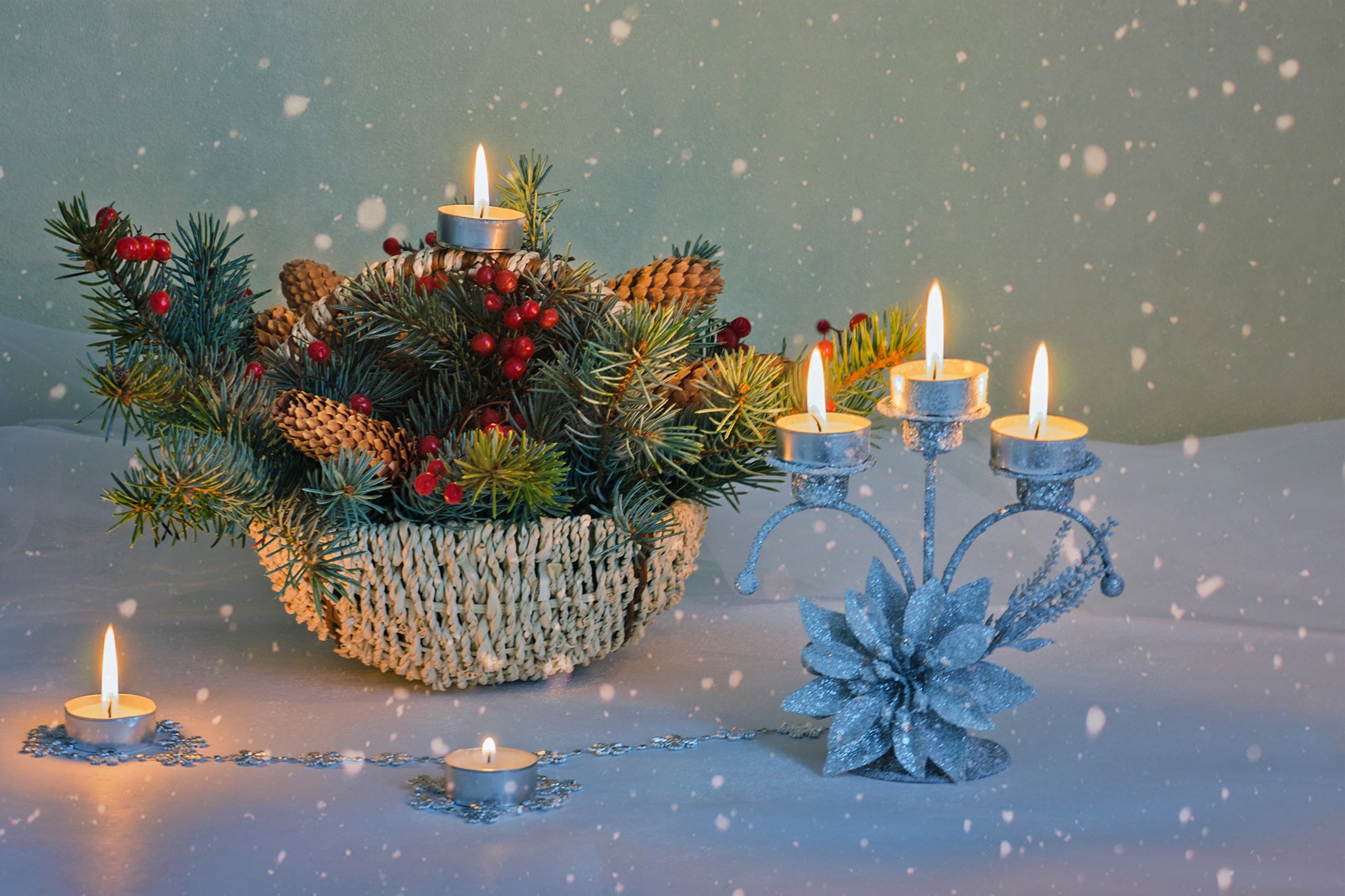 Christmas centerpiece with candles and pine cones HD Wallpaper