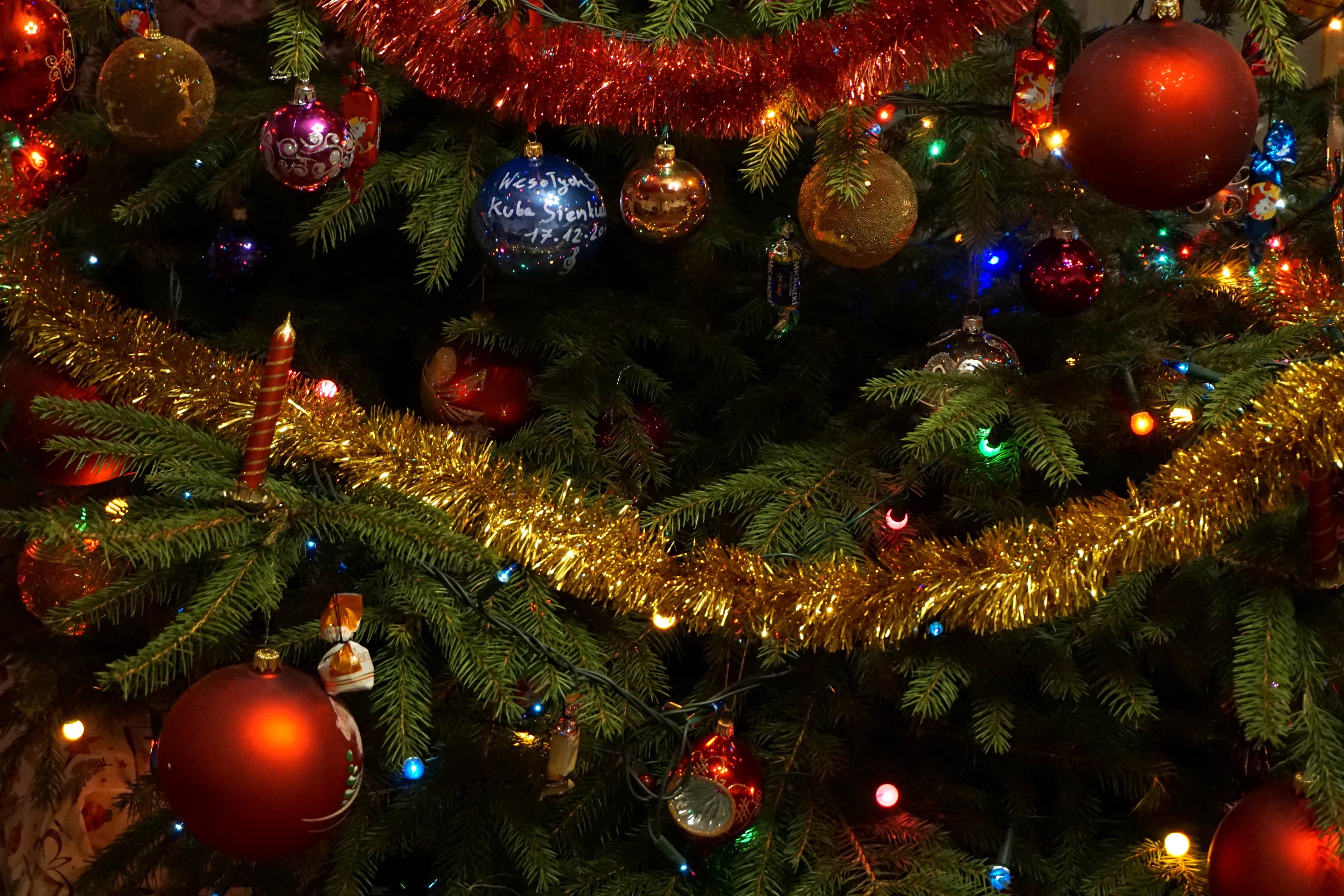 Christmas tree with ornaments and lights HD Wallpaper