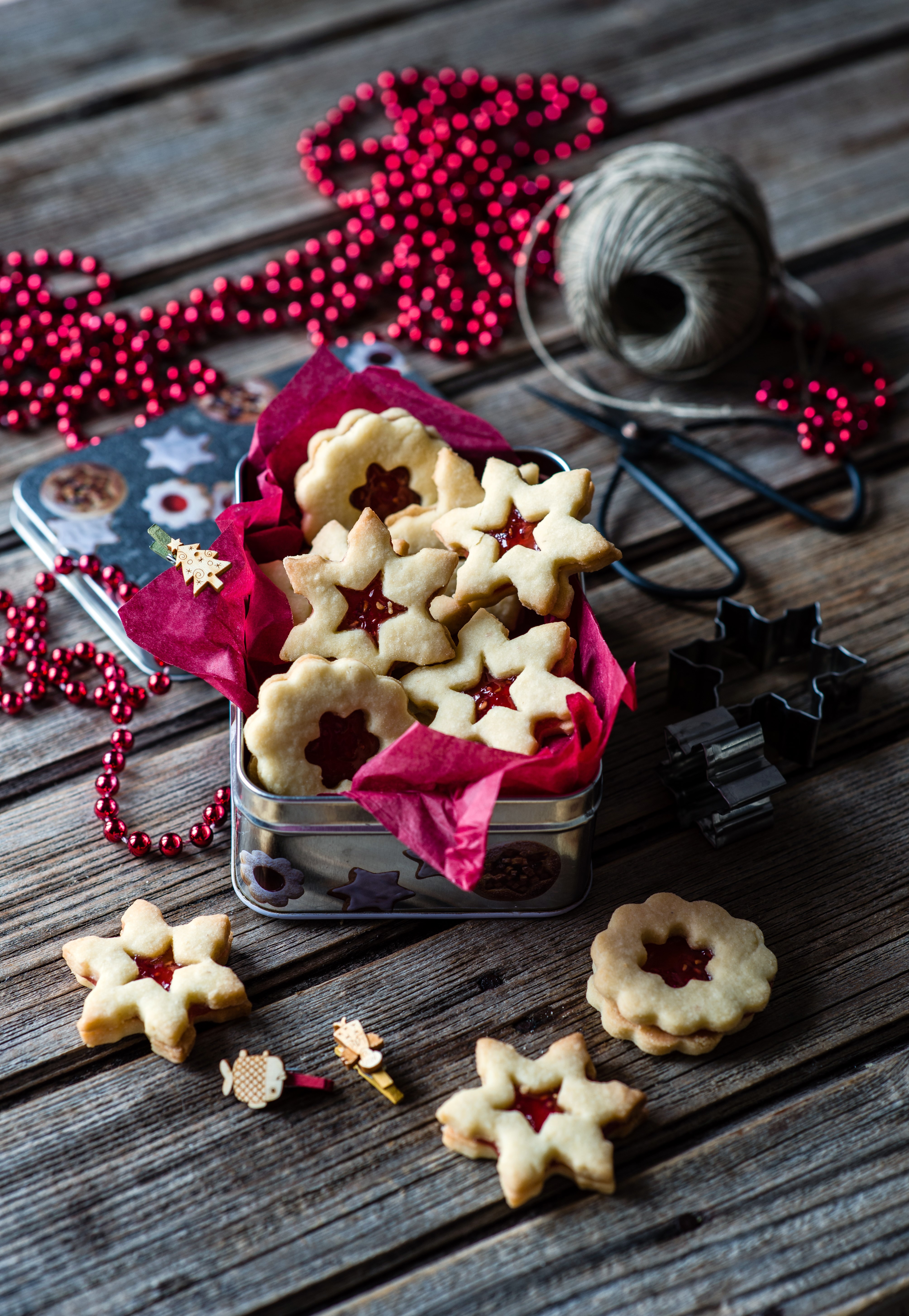 Christmas cookies in a tin with red beads HD Phone Wallpaper